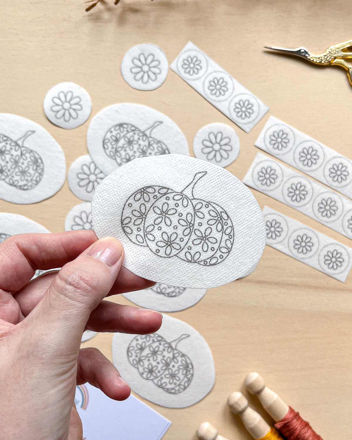 Pacchetto di stick and stitch - Ricama la tua felpa con zucche e fiori