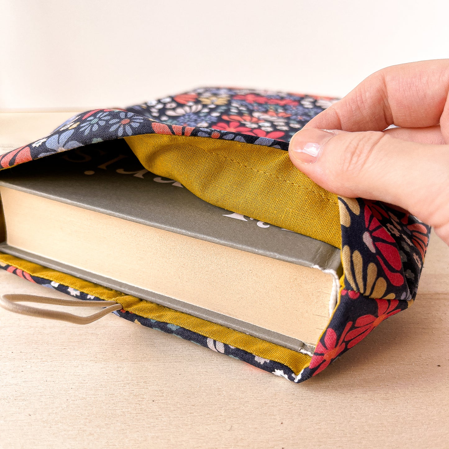 Custodia per libri imbottita in cotone con fiori colorati