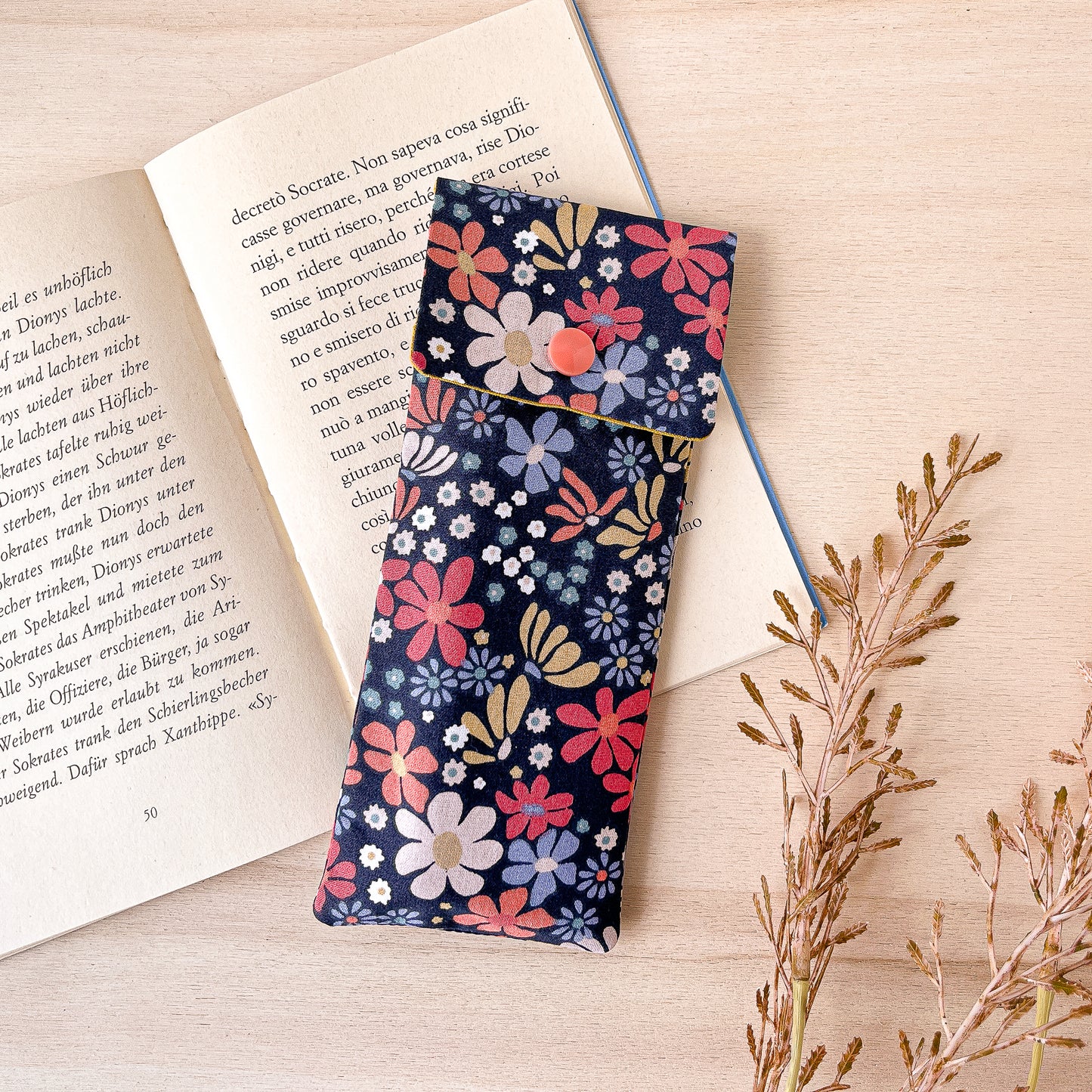 Astuccio con fiori colorati