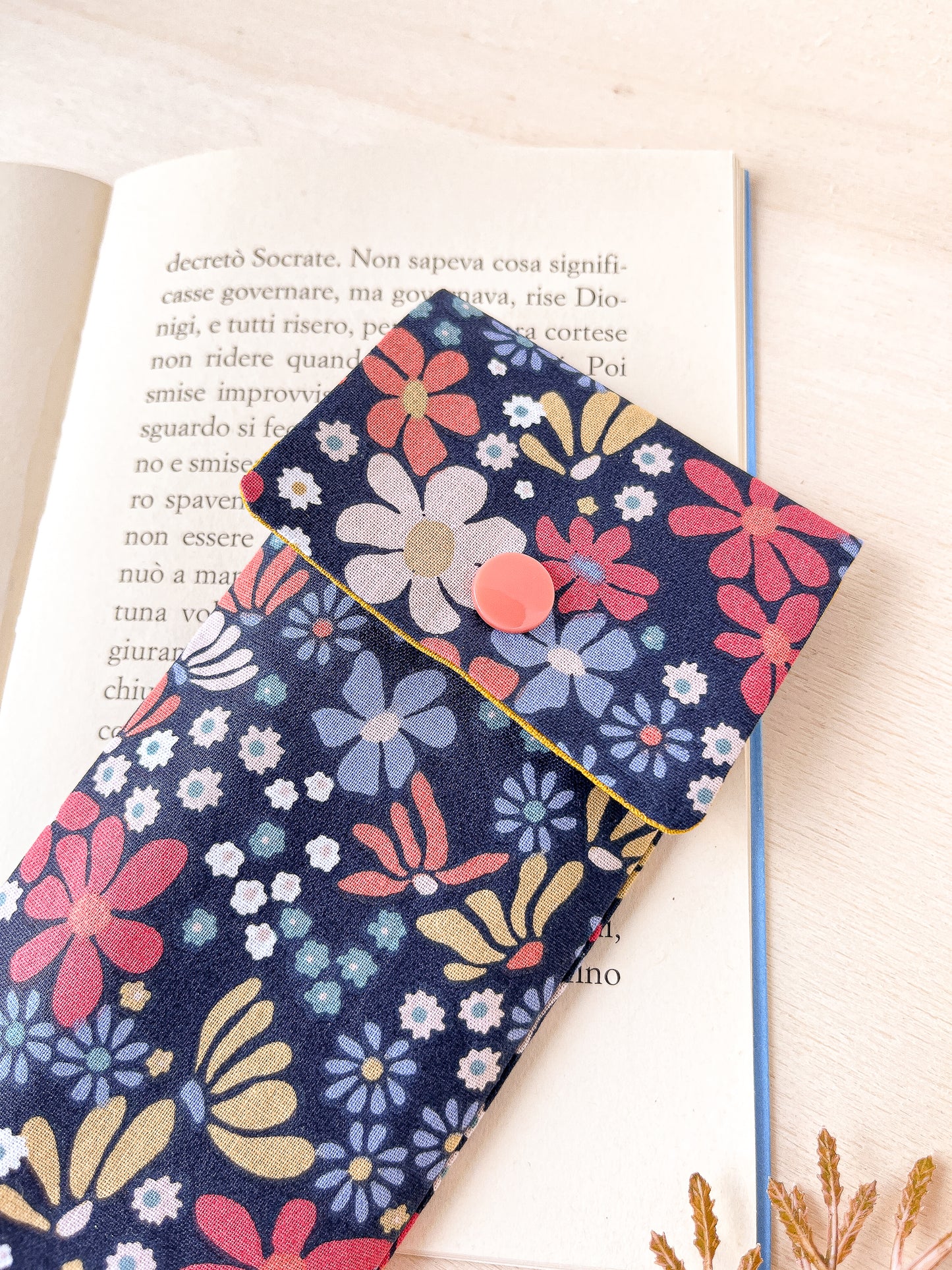 Astuccio con fiori colorati