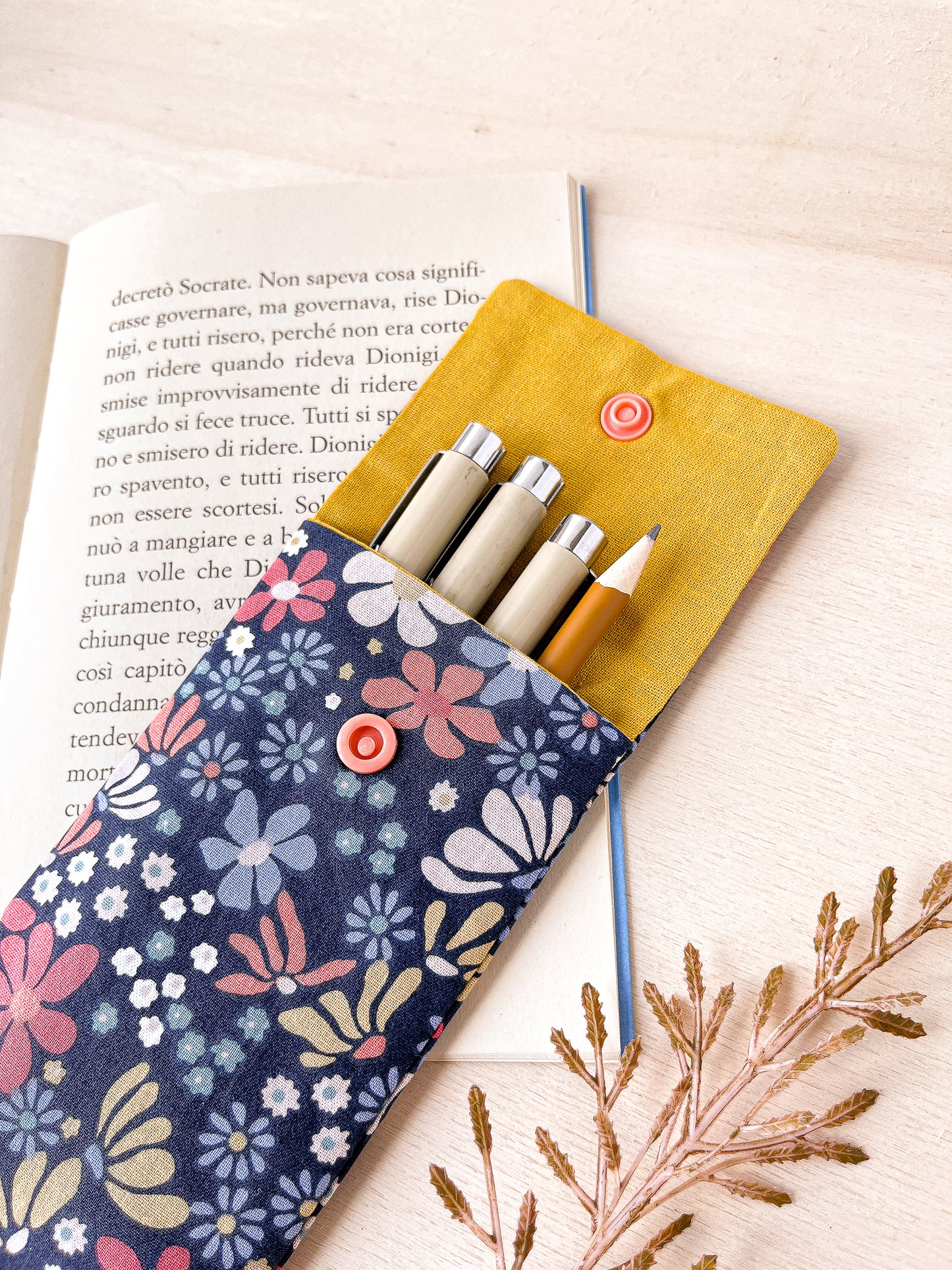 Astuccio con fiori colorati