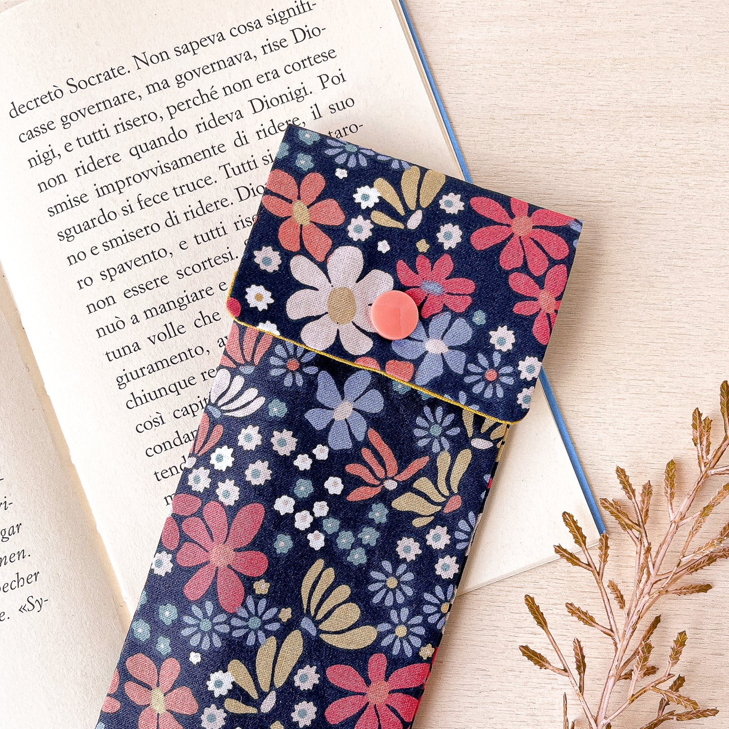 Astuccio con fiori colorati