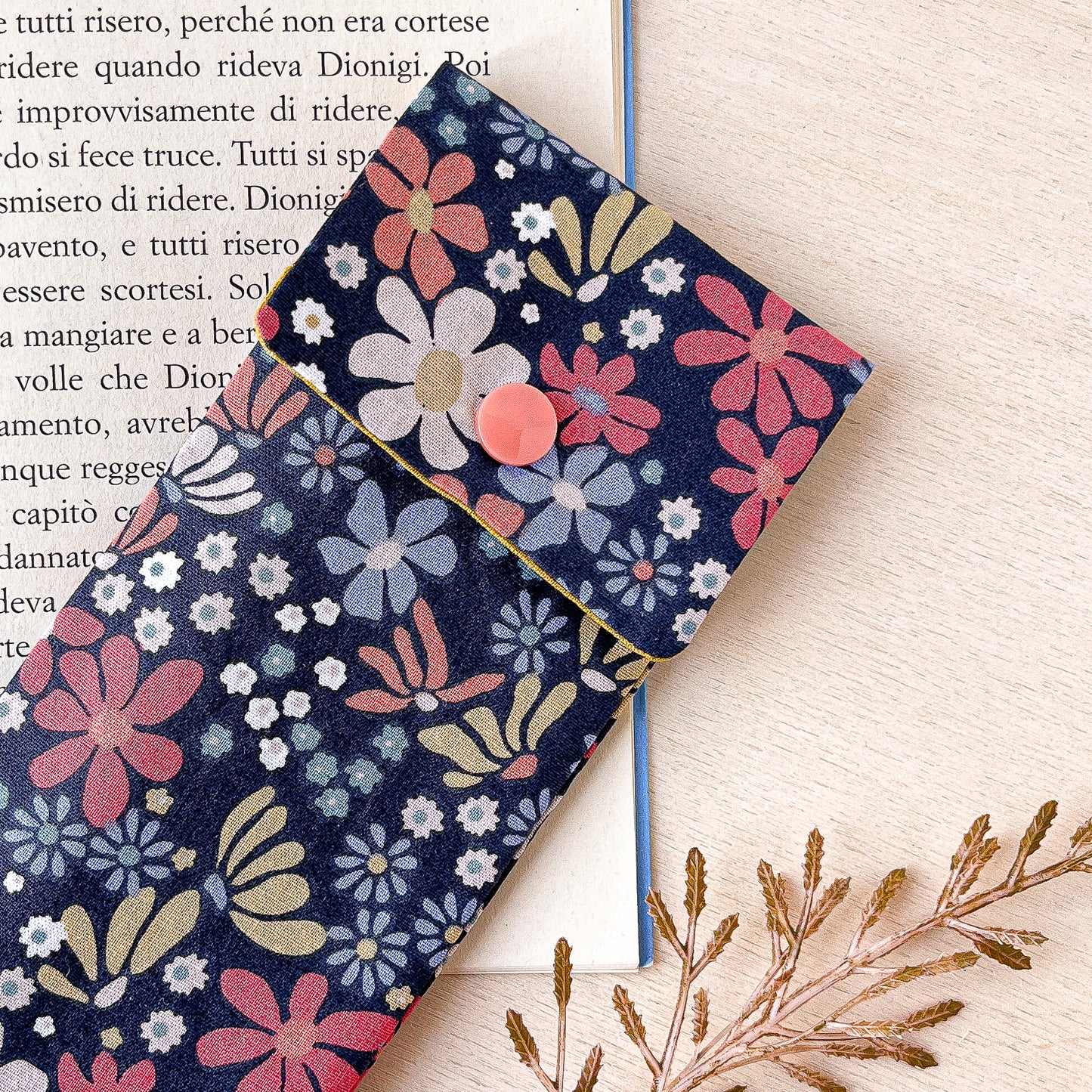 Astuccio con fiori colorati