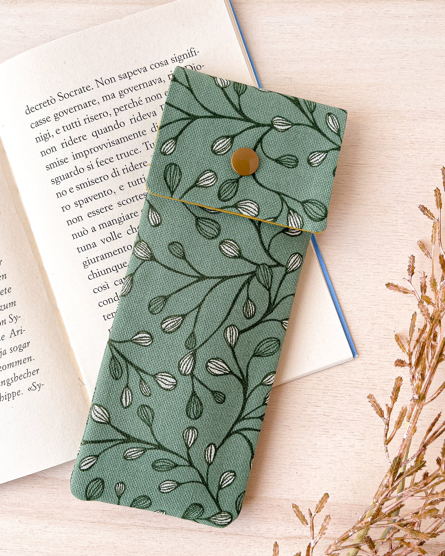 Astuccio verde con foglie
