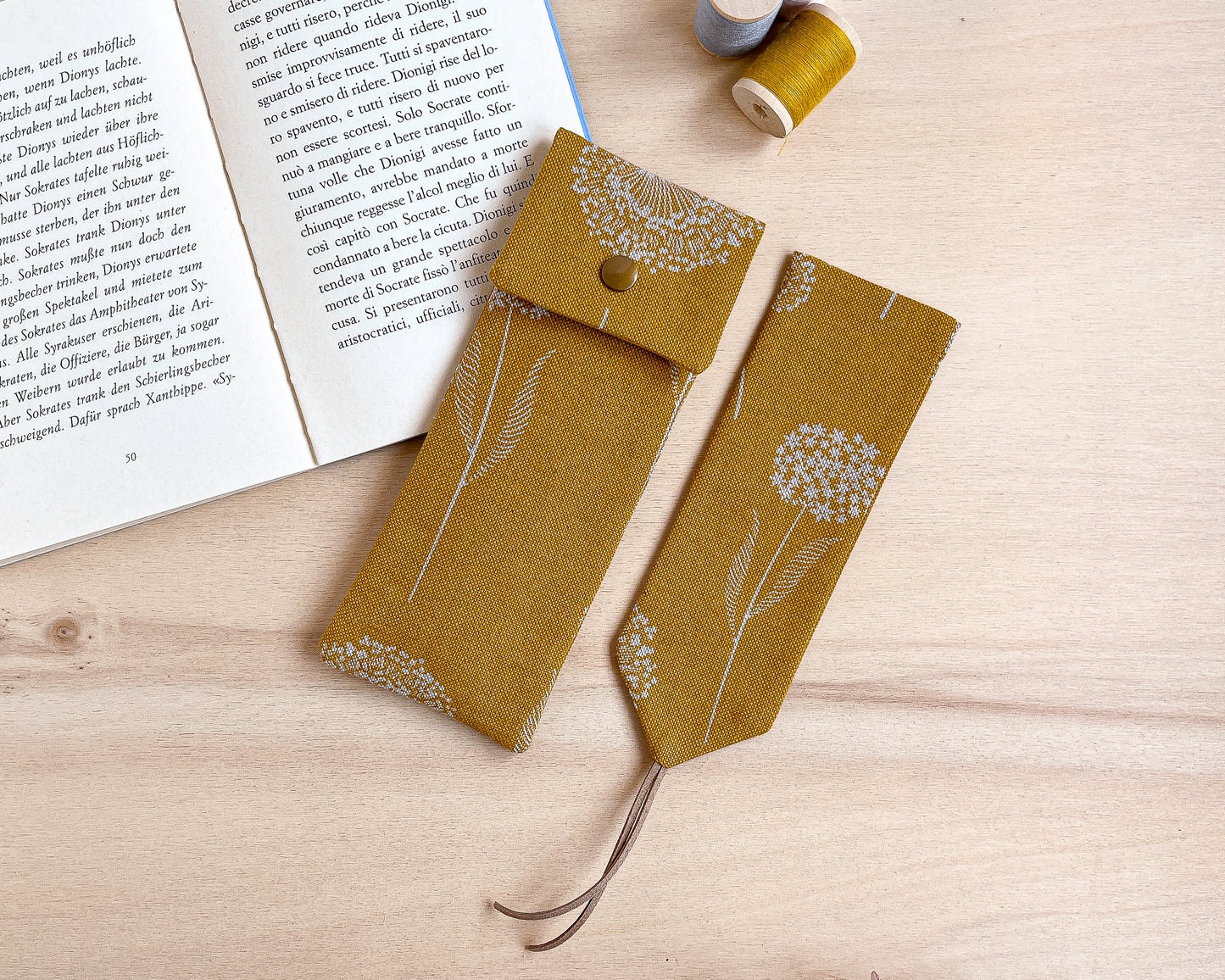 Astuccio in cotone fantasia ocra con fiori bianchi fatto a mano