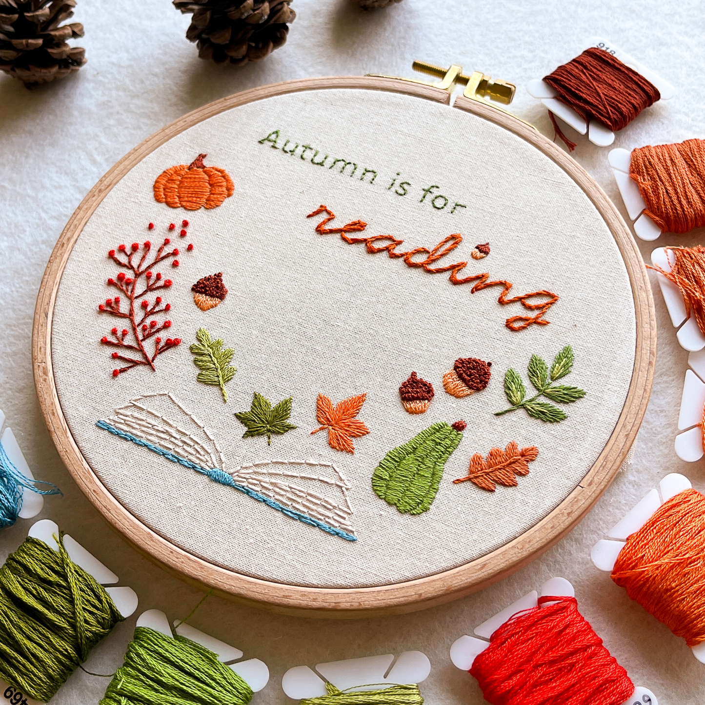Autumn is for reading - pattern di ricamo a mano con istruzioni e video tutorial