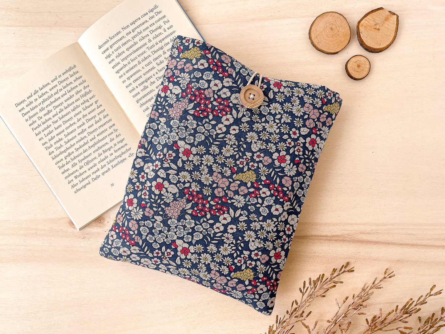 Custodia per libri imbottita a fiori su fondo blu