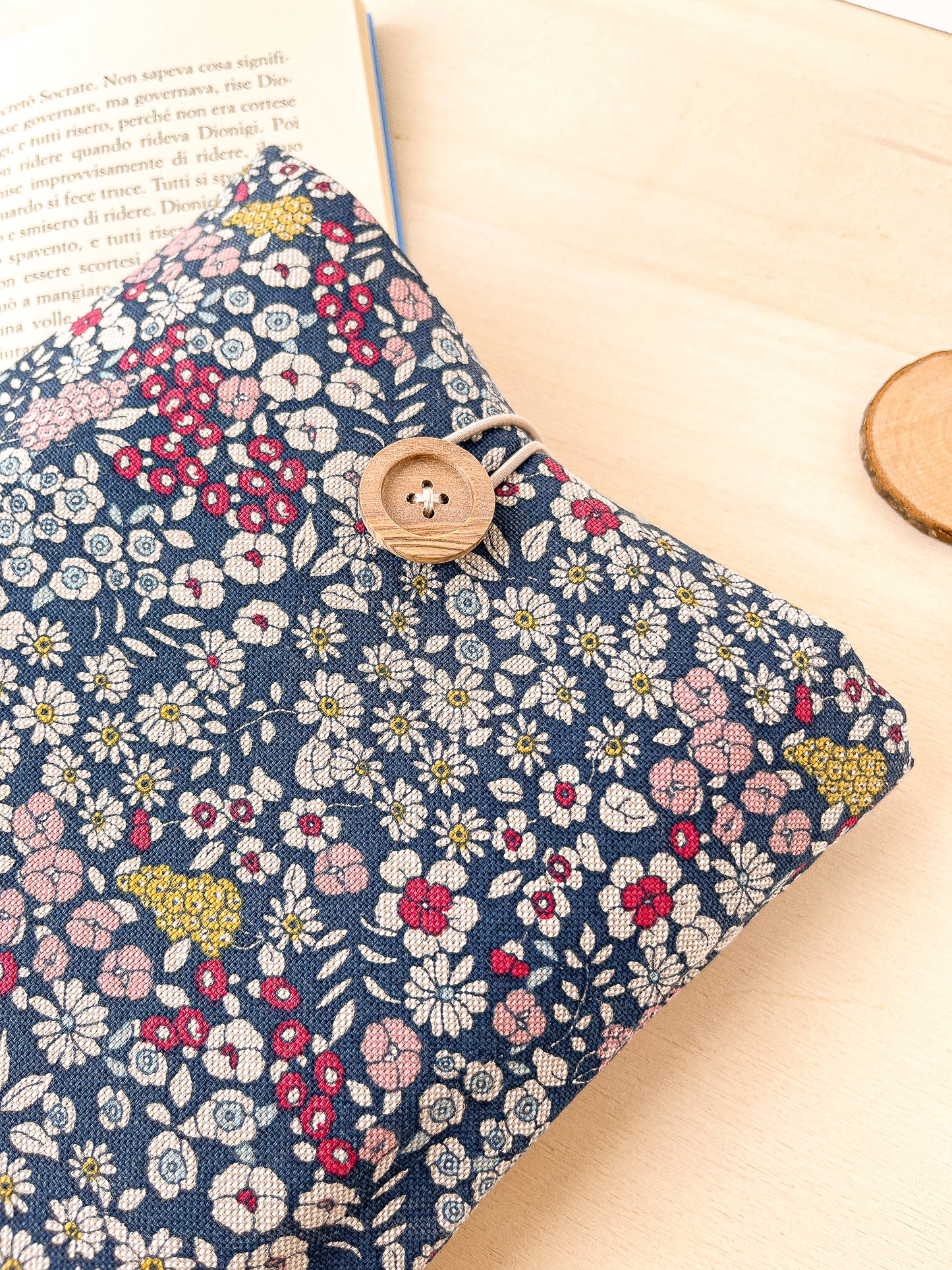 Custodia per libri imbottita a fiori su fondo blu