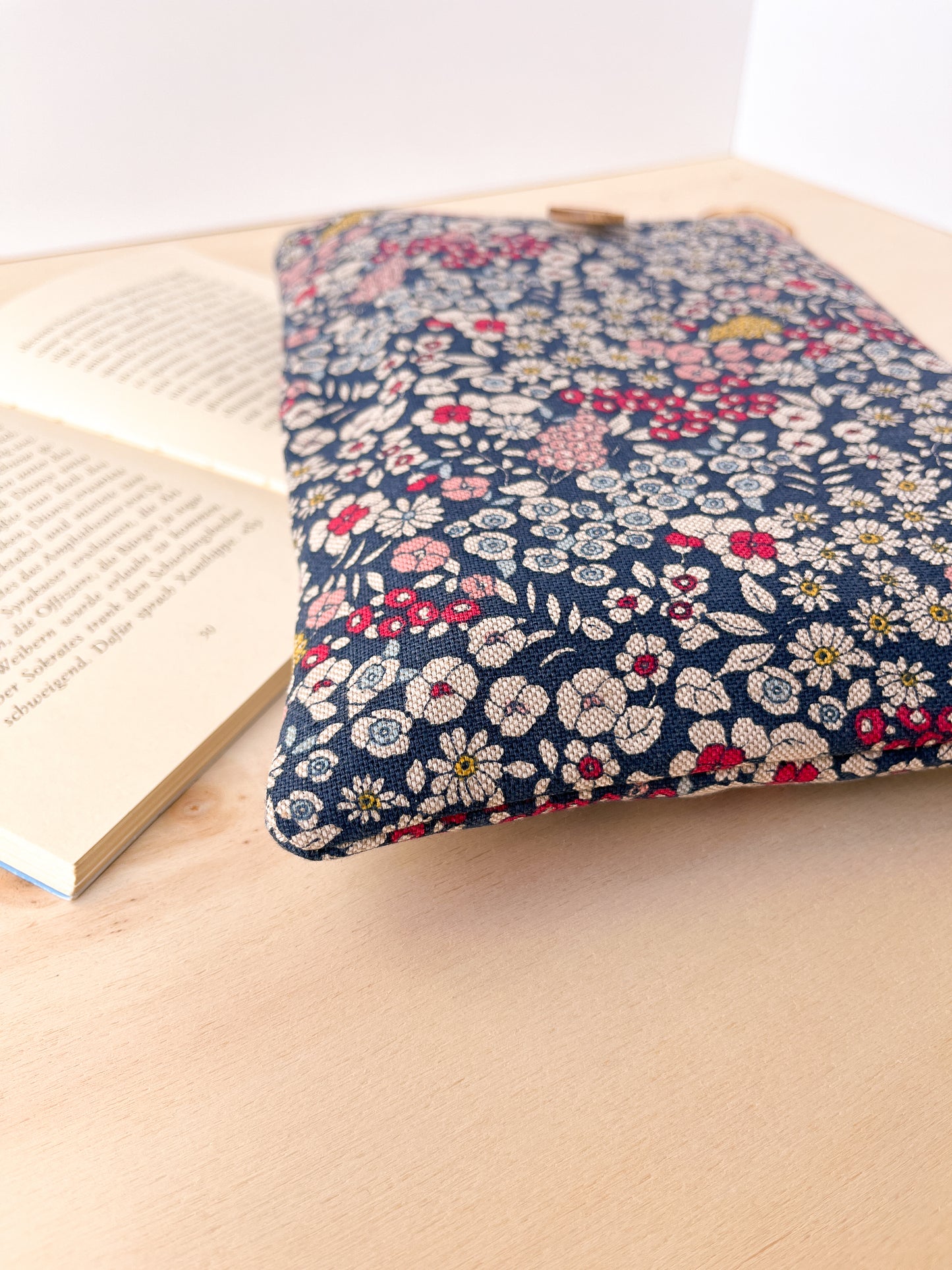 Custodia per libri imbottita a fiori su fondo blu