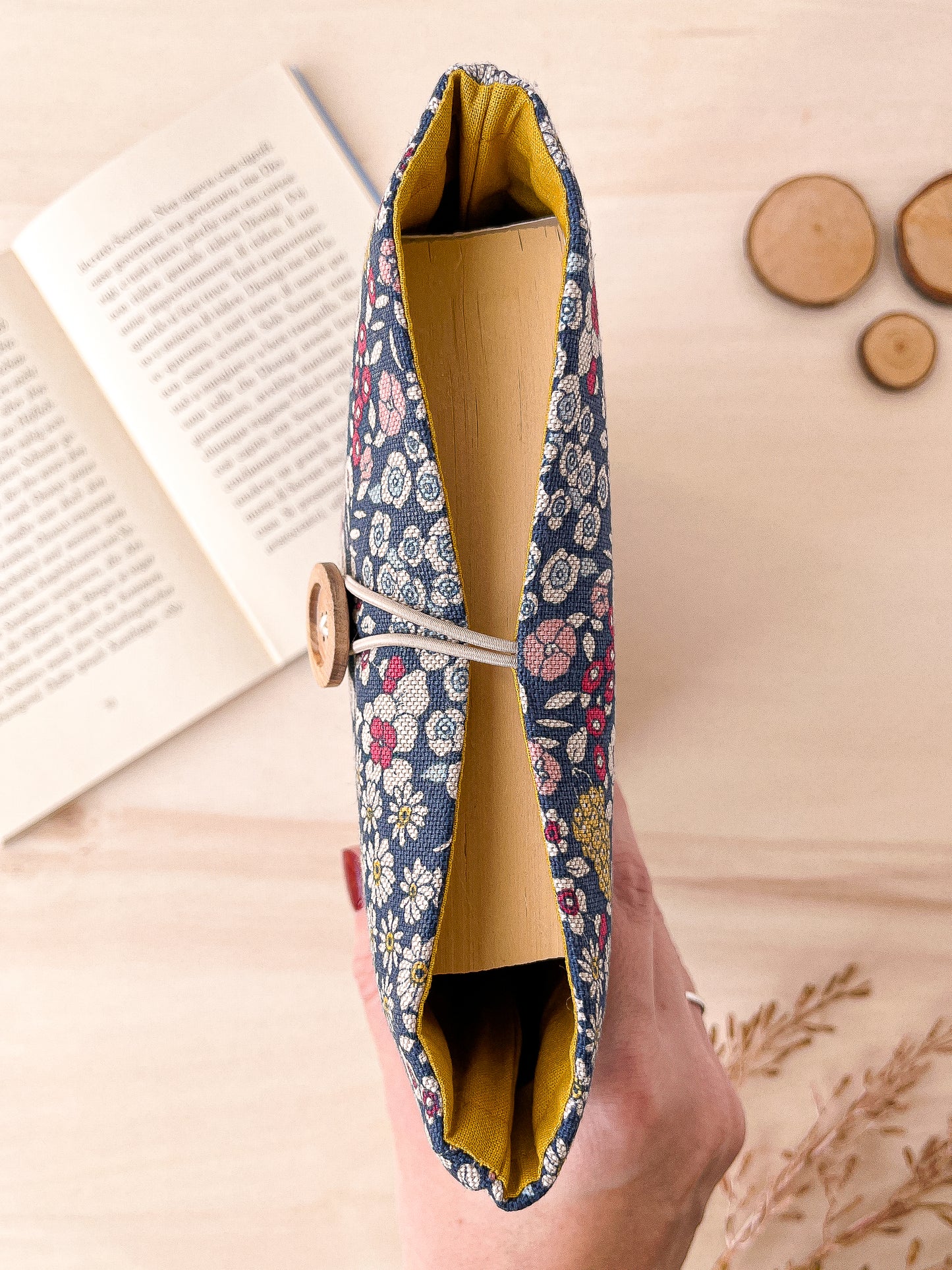 Custodia per libri imbottita a fiori su fondo blu
