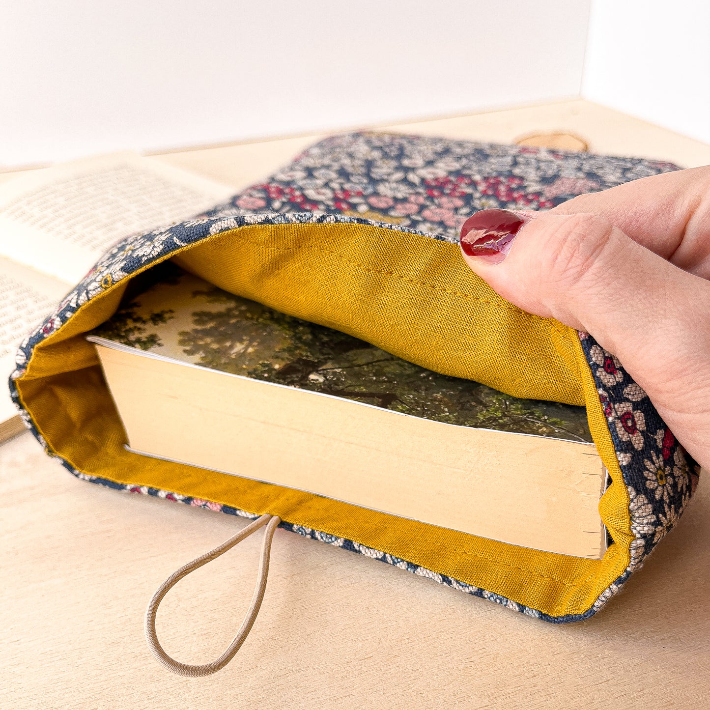 Custodia per libri imbottita a fiori su fondo blu