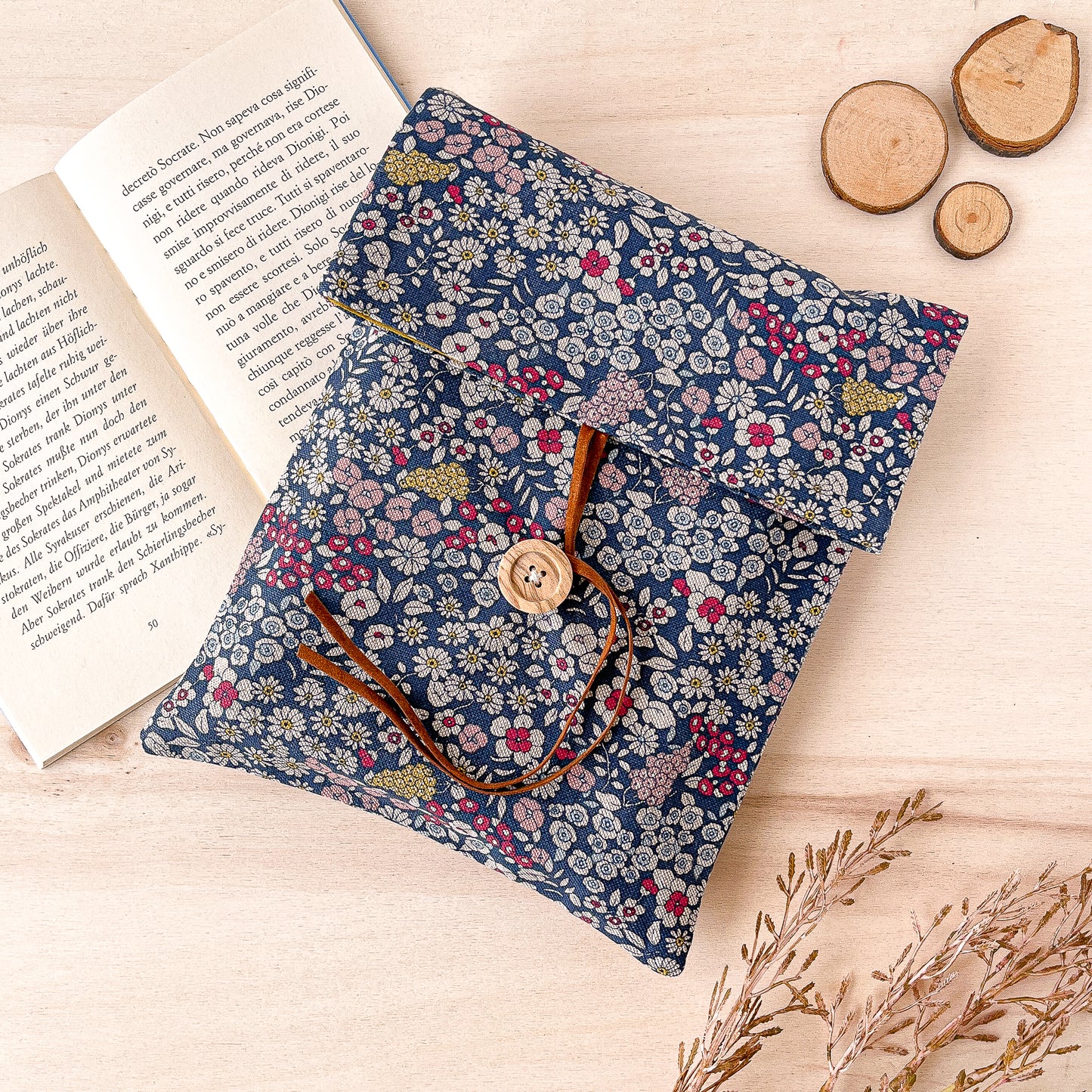 Custodia per libri regolabile in cotone a fiori su fondo blu