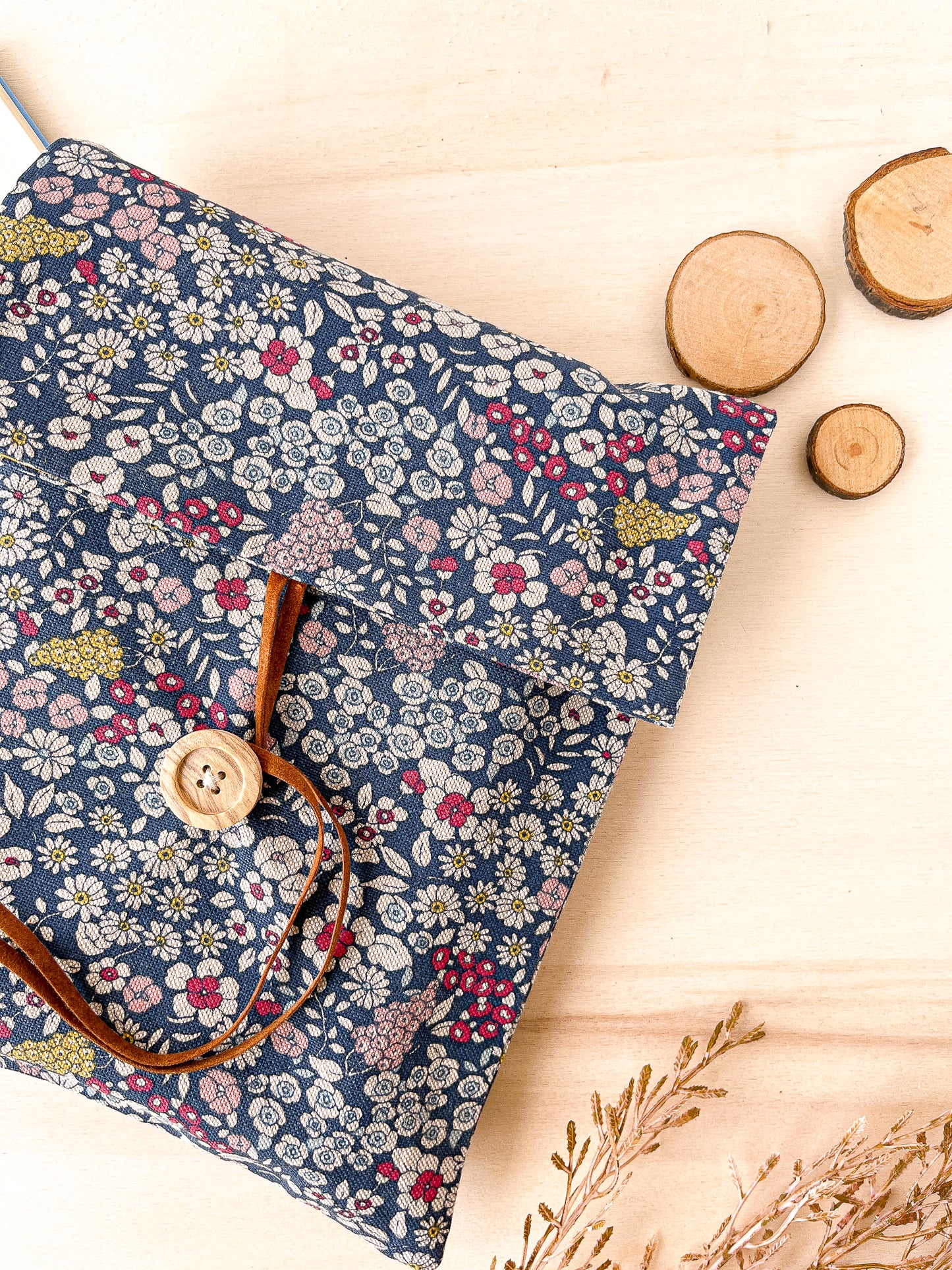 Custodia per libri regolabile in cotone a fiori su fondo blu