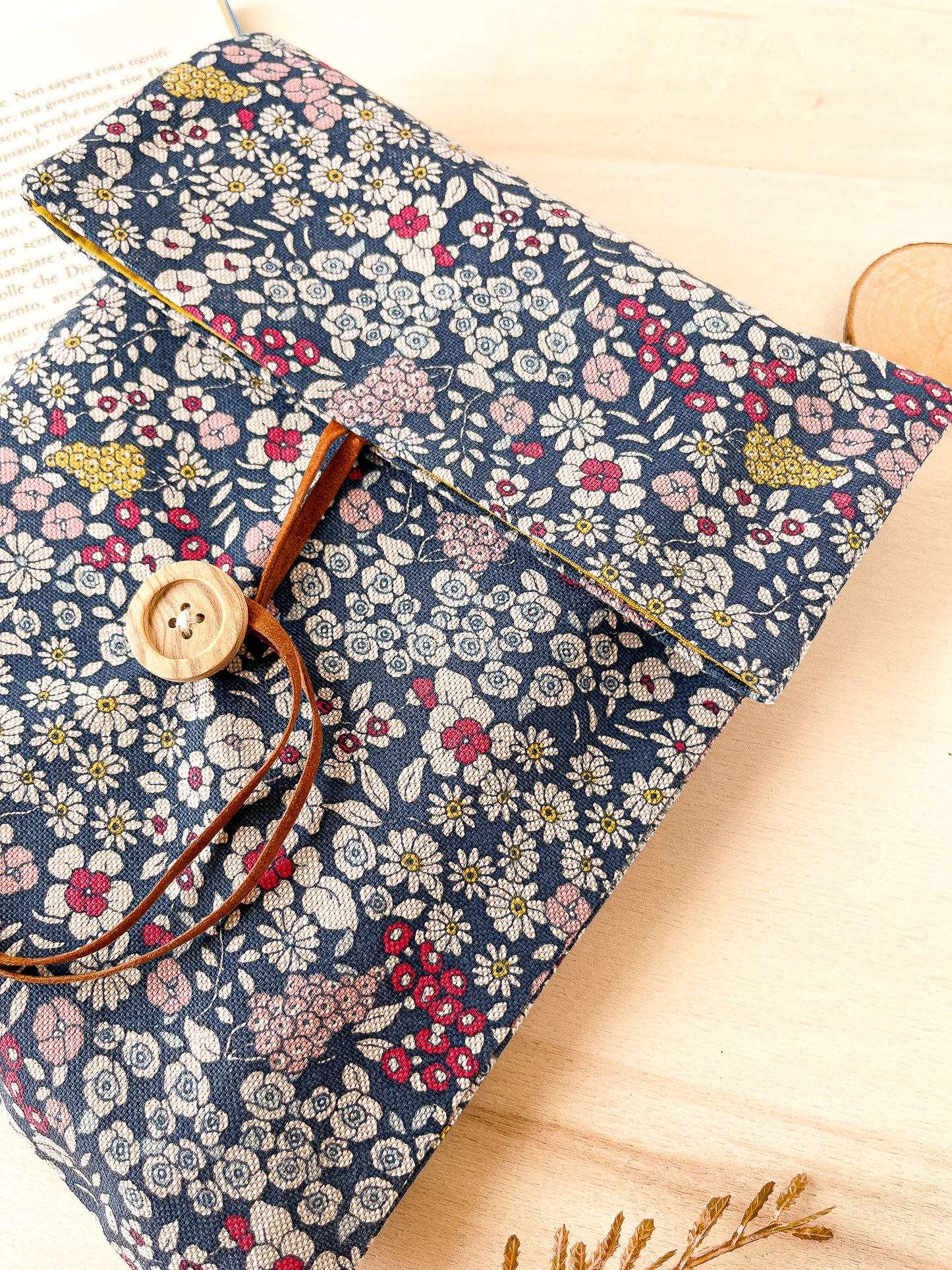 Custodia per libri regolabile in cotone a fiori su fondo blu