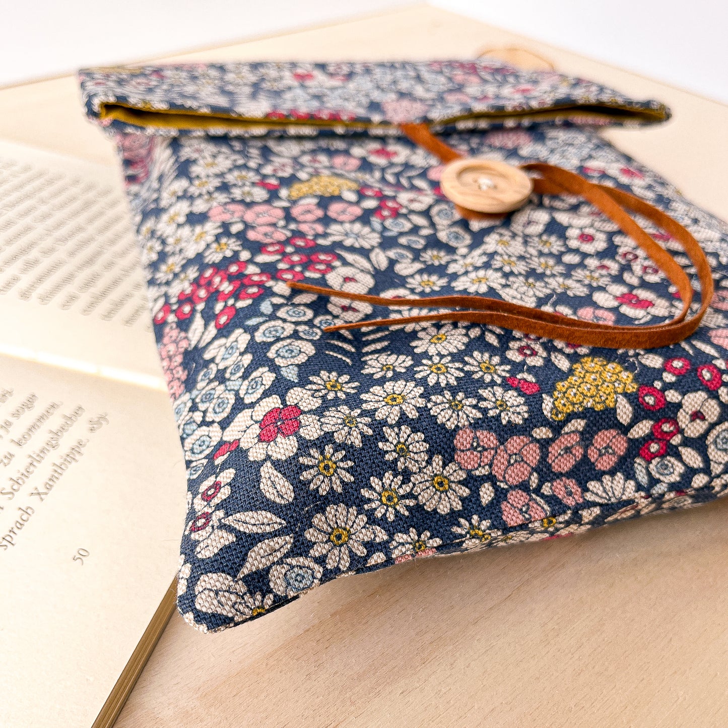 Custodia per libri regolabile in cotone a fiori su fondo blu