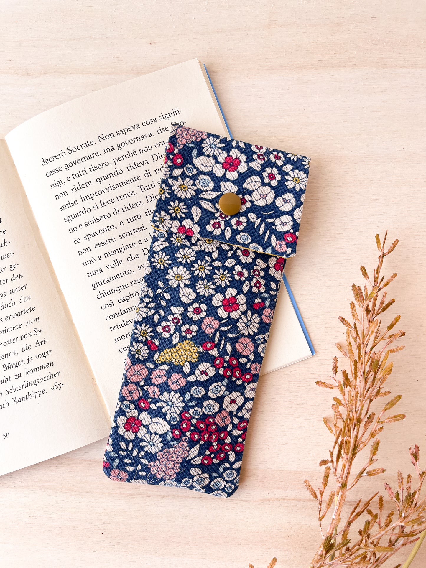 Astuccio con motivo floreale blu + segnalibro