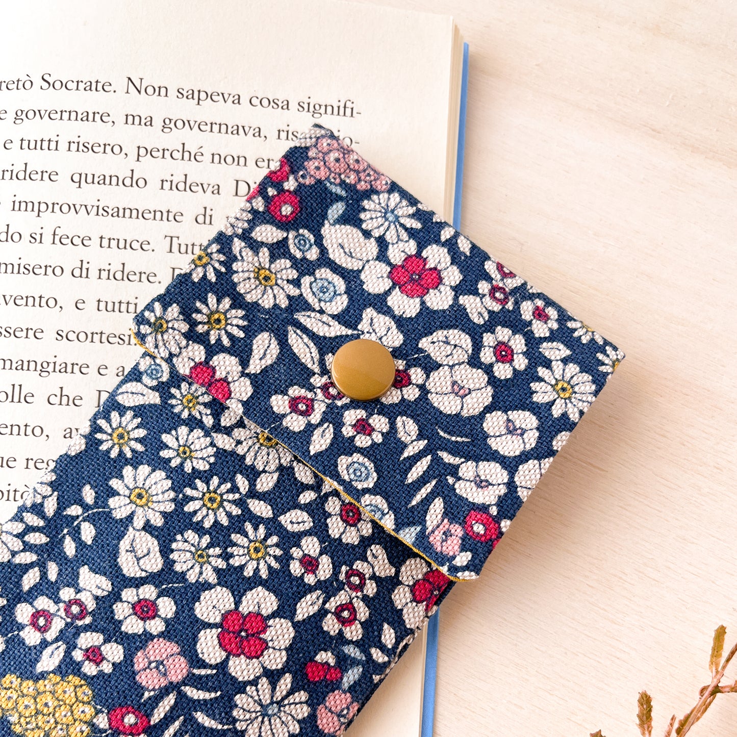 Astuccio con motivo floreale blu + segnalibro