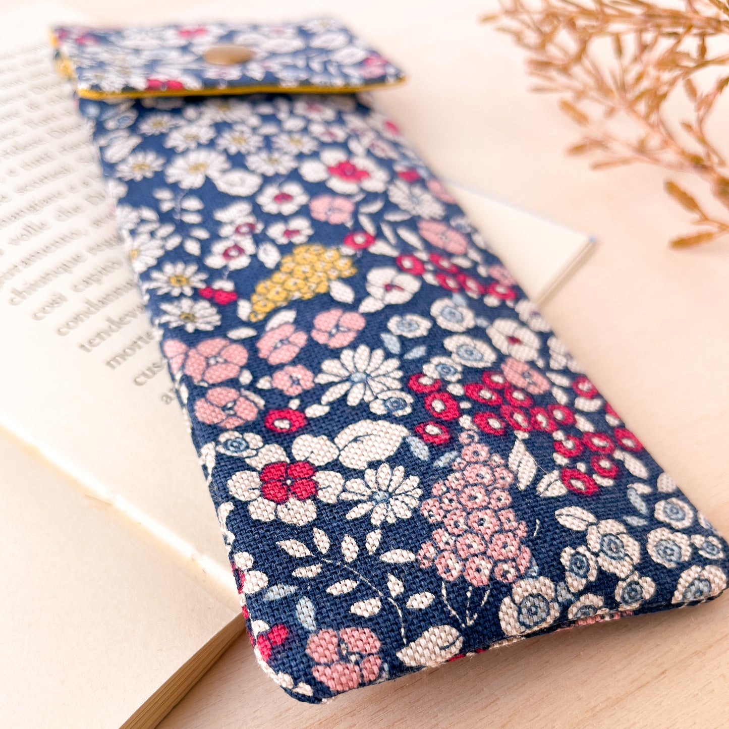 Astuccio con motivo floreale blu