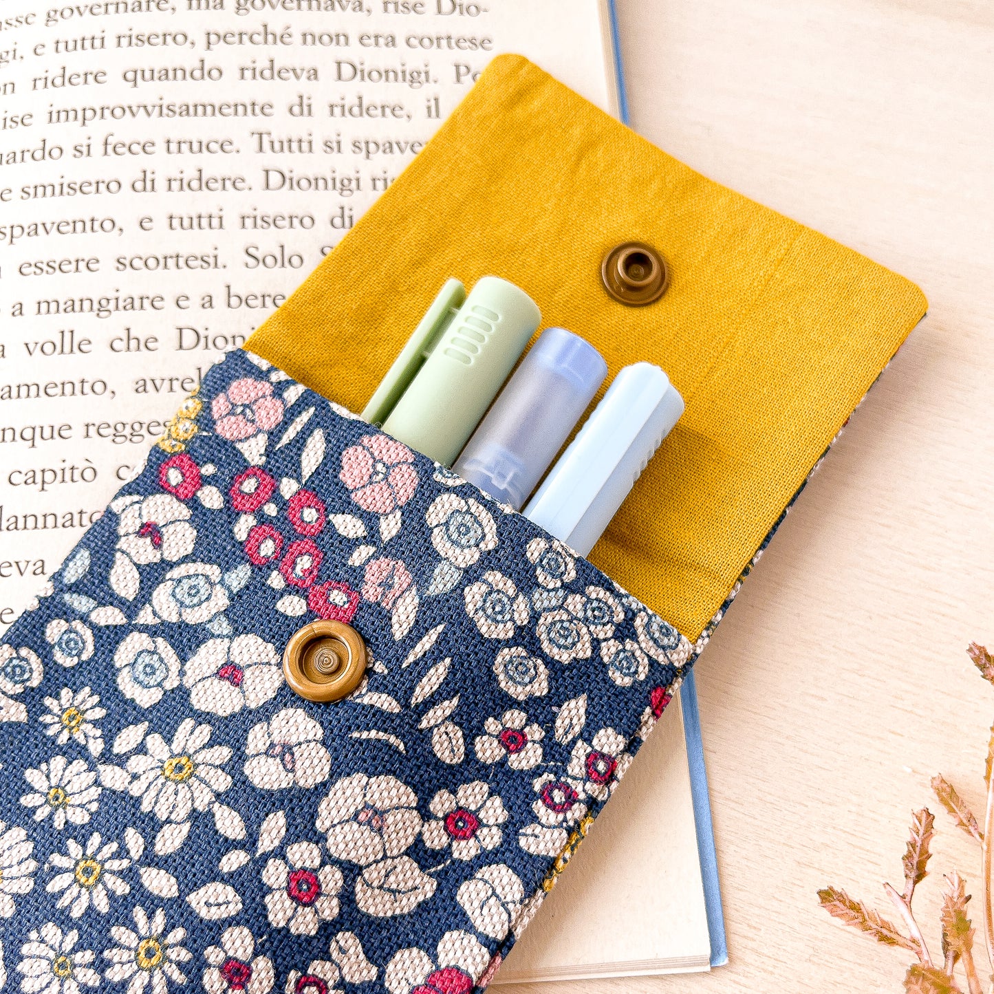 Astuccio con motivo floreale blu + segnalibro