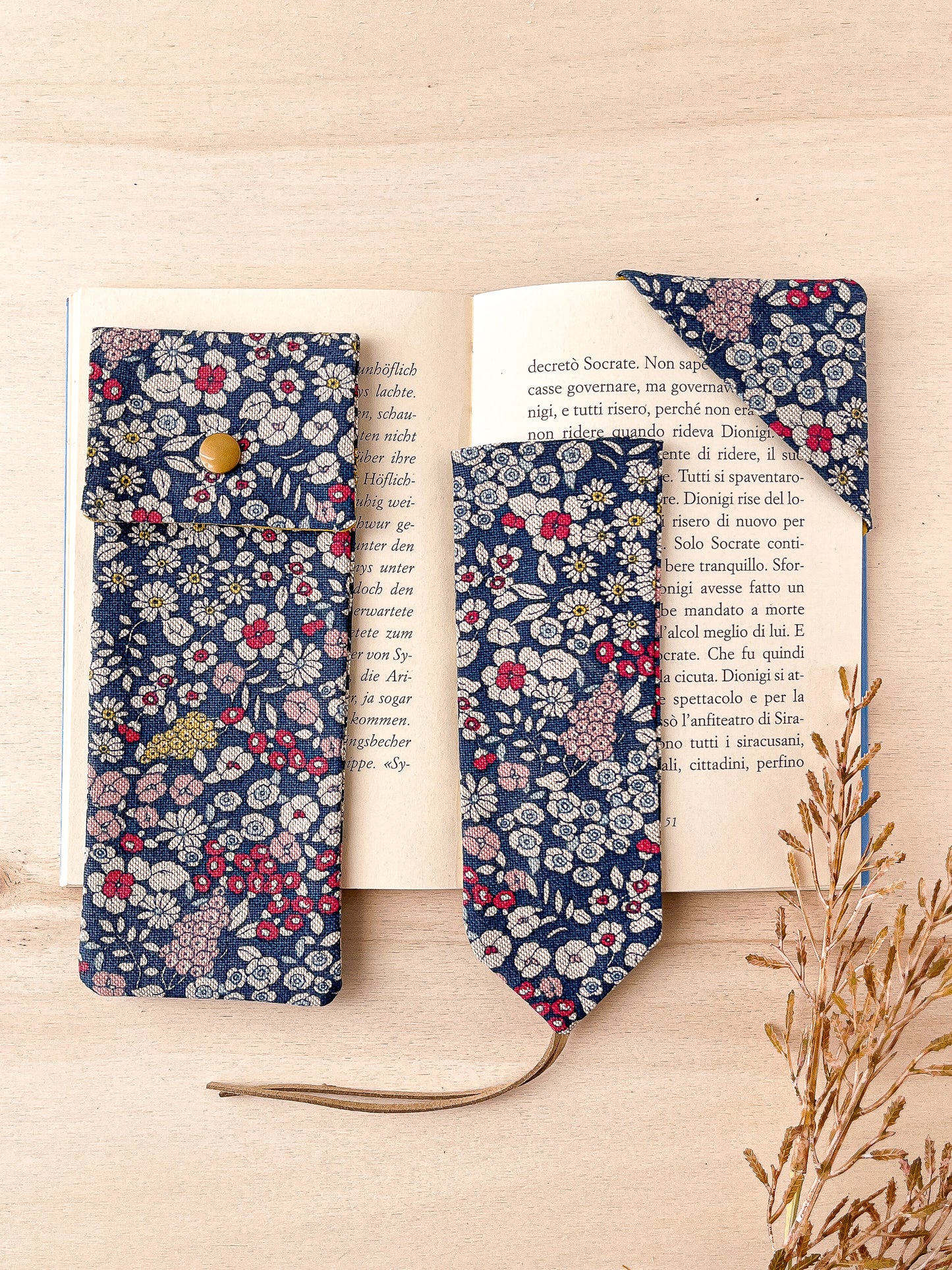 Astuccio con motivo floreale blu + segnalibro
