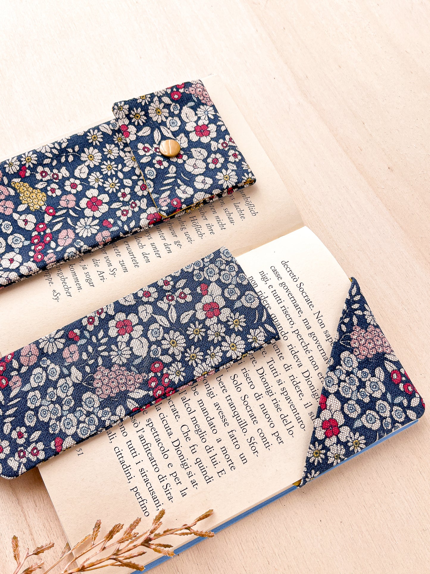 Astuccio con motivo floreale blu