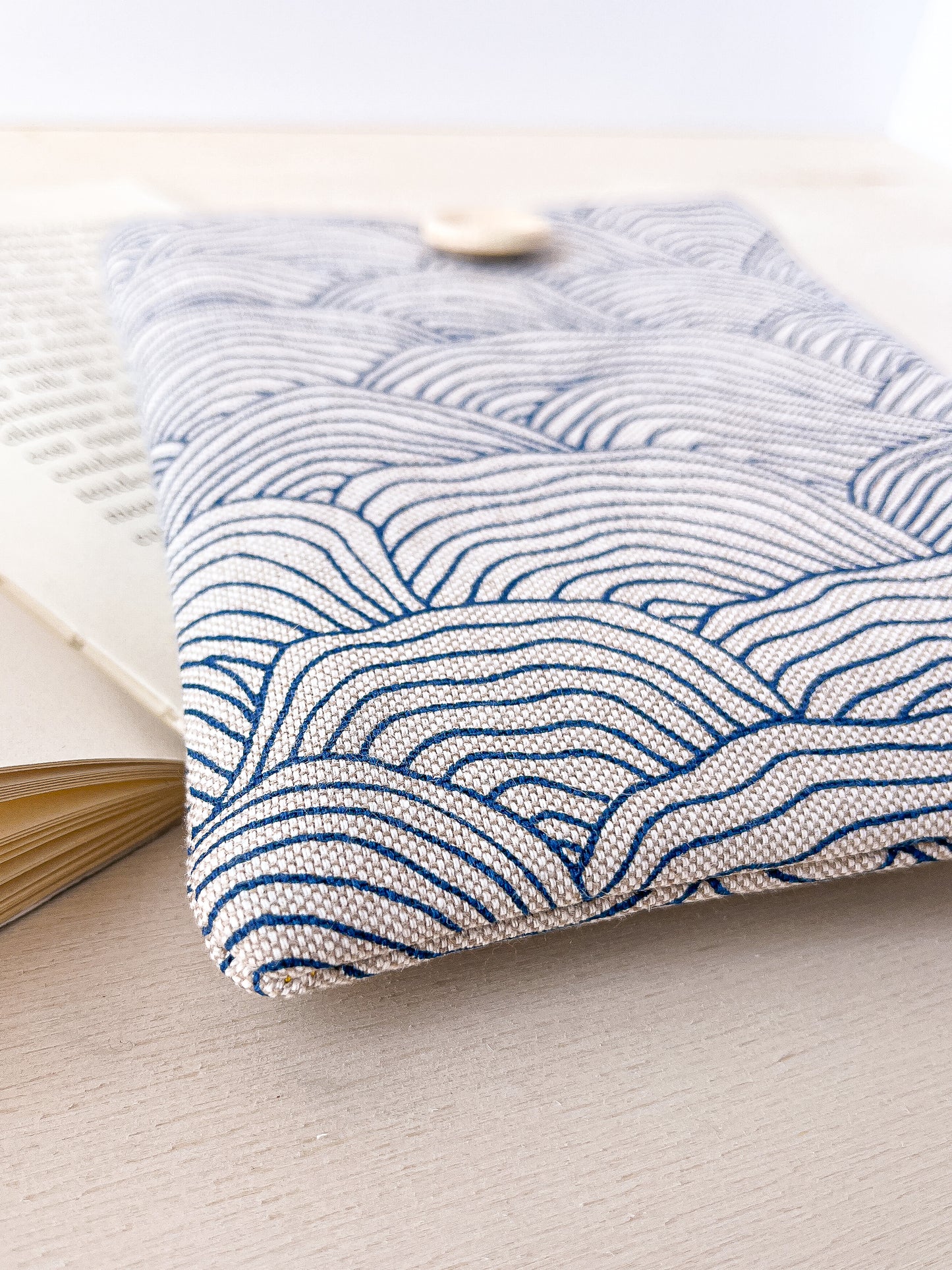 Blue waves padded e-reader sleeve