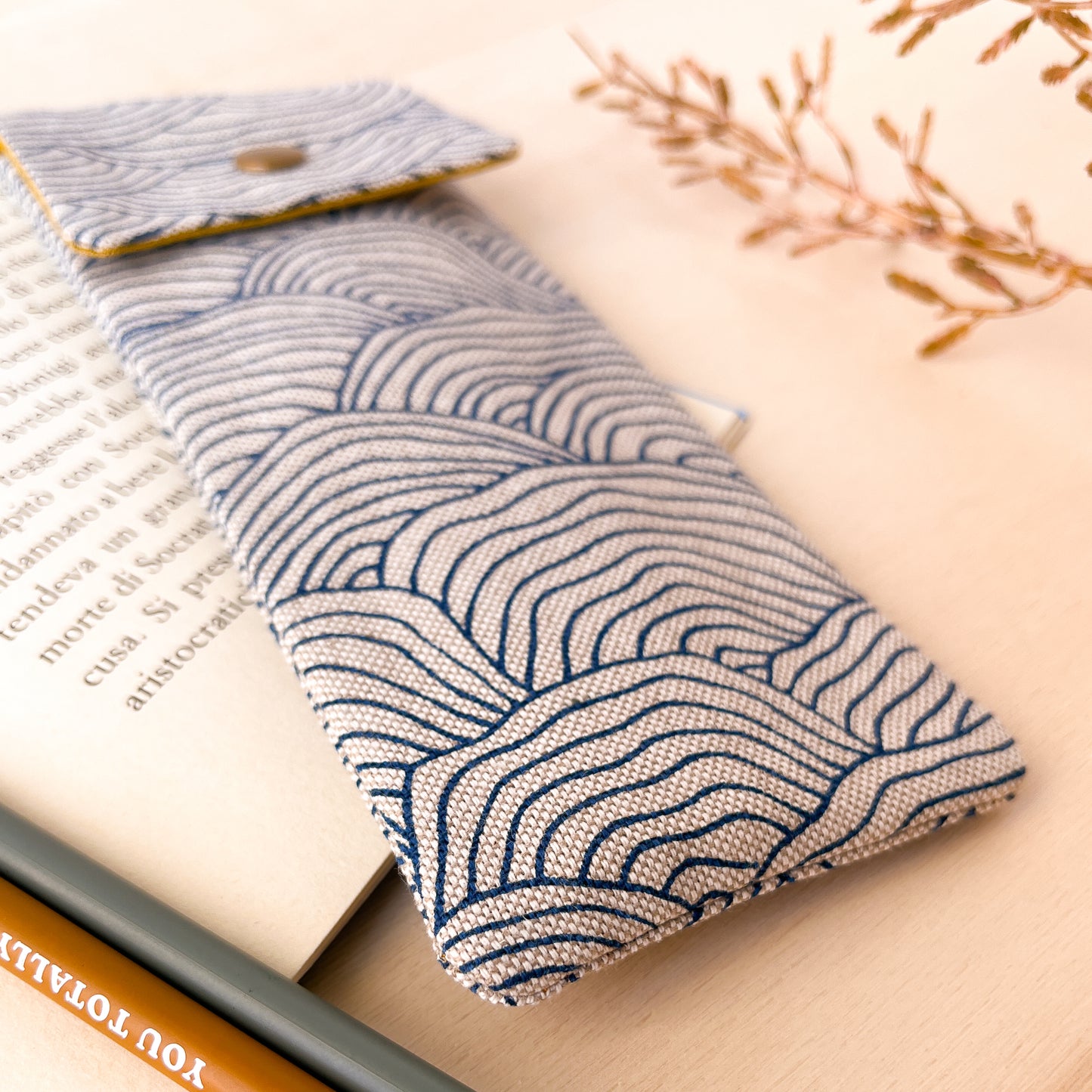 Astuccio con motivo a onde blu