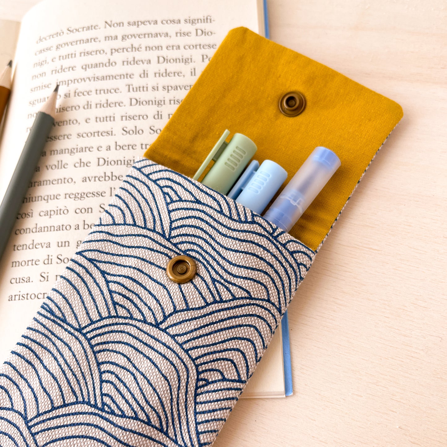 Astuccio con motivo a onde blu + segnalibro