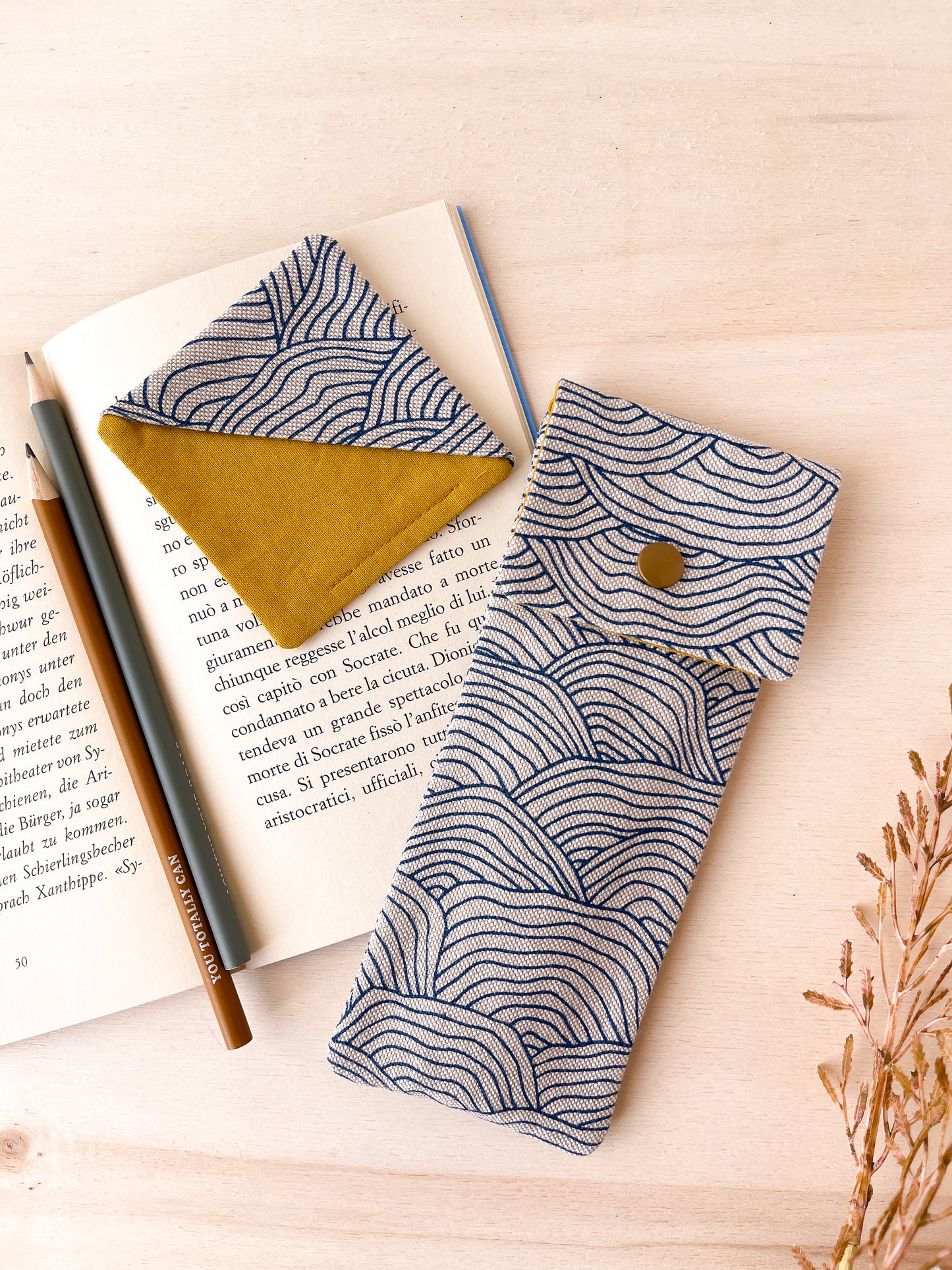 Astuccio con motivo a onde blu + segnalibro