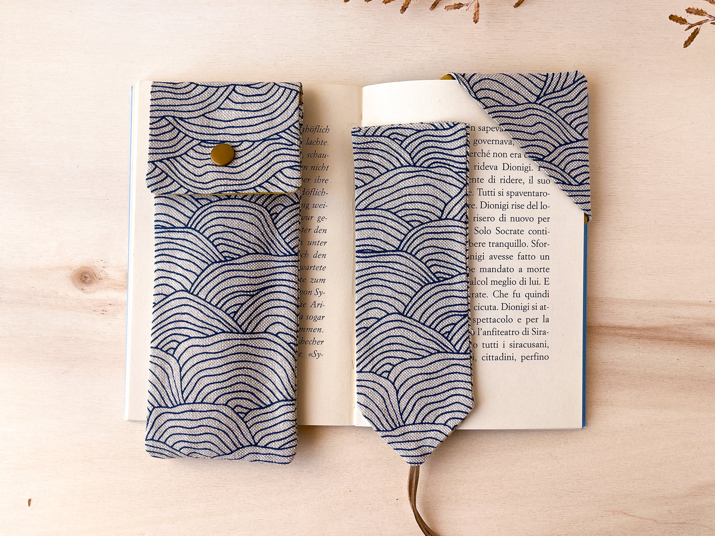 Astuccio con motivo a onde blu + segnalibro