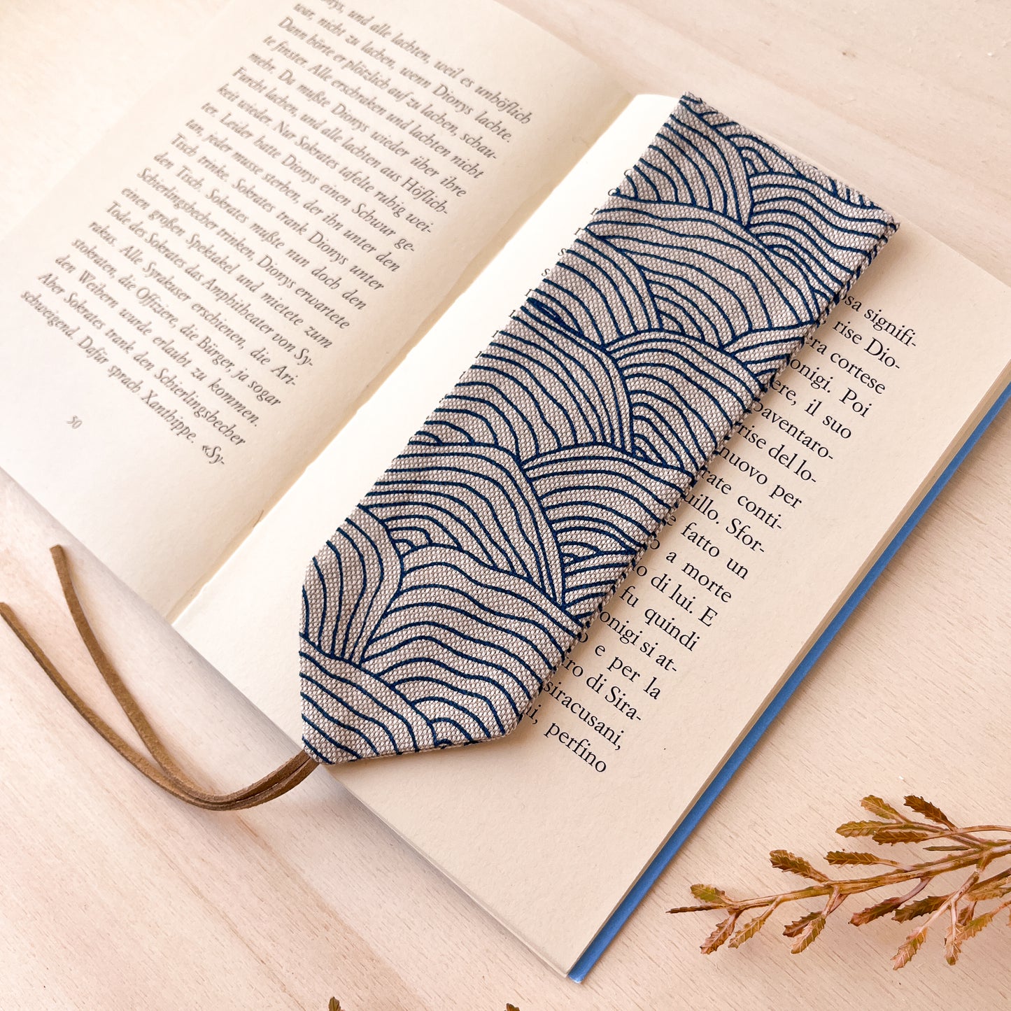 Astuccio con motivo a onde blu + segnalibro