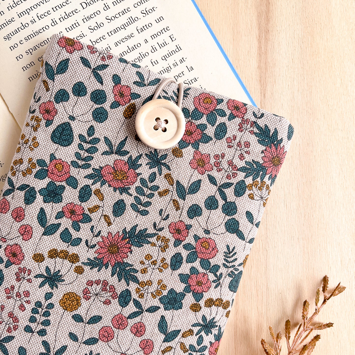 Pink flowers padded e-reader sleeve