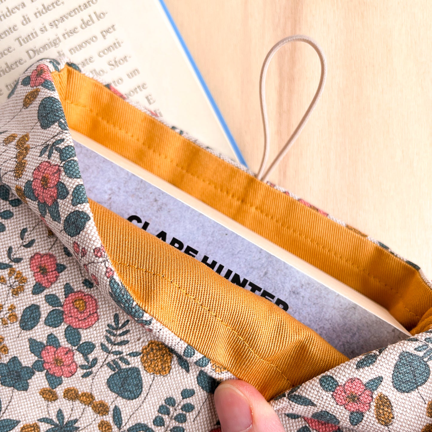 Custodia per libri imbottita in cotone con fiori rosa