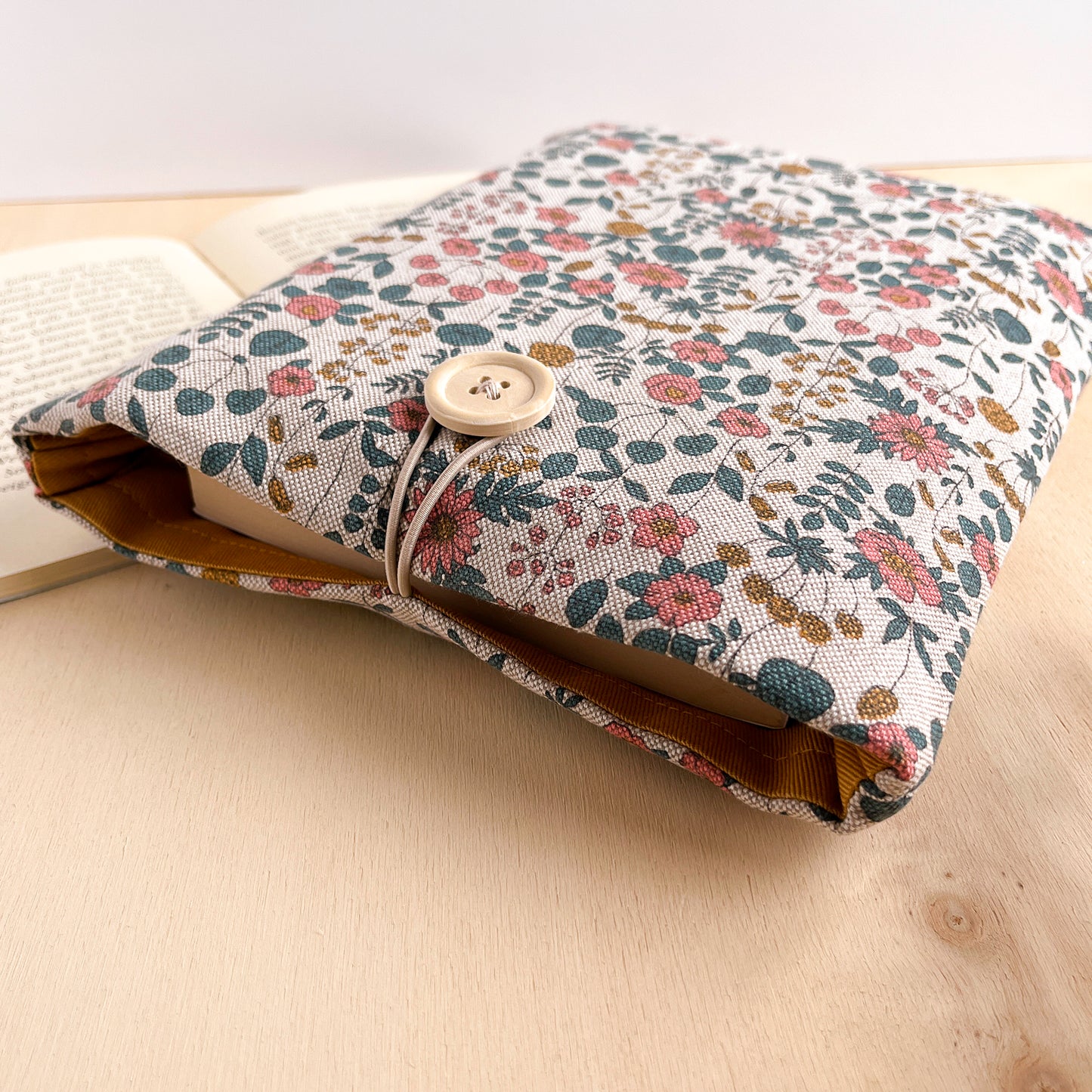 Custodia per libri imbottita in cotone con fiori rosa