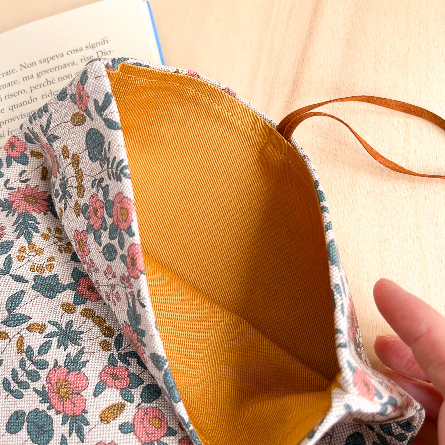 Custodia per libri regolabile in cotone con fiori rosa