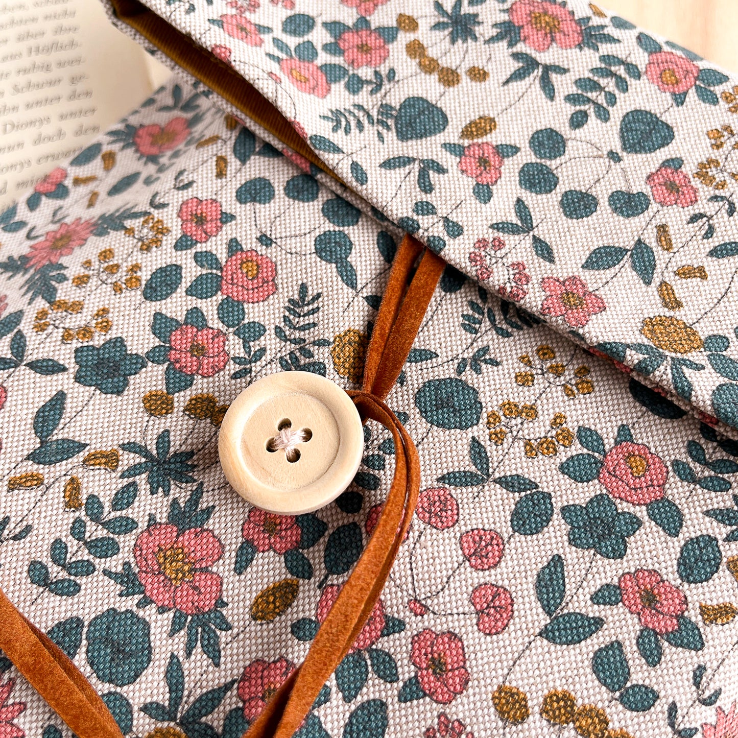 Custodia per libri regolabile in cotone con fiori rosa