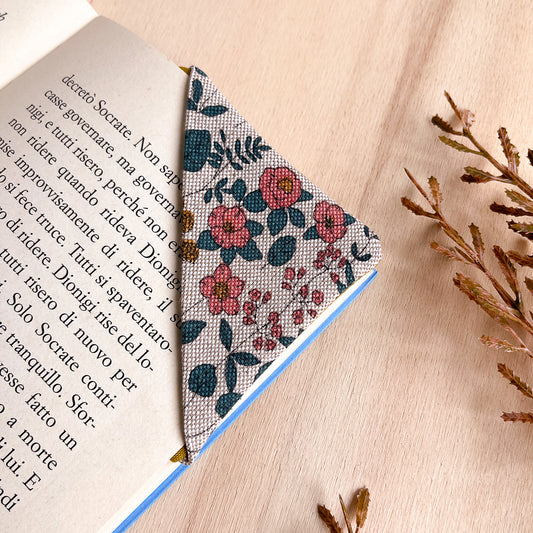 Segnalibro in stoffa ad angolo con fiorellini rosa