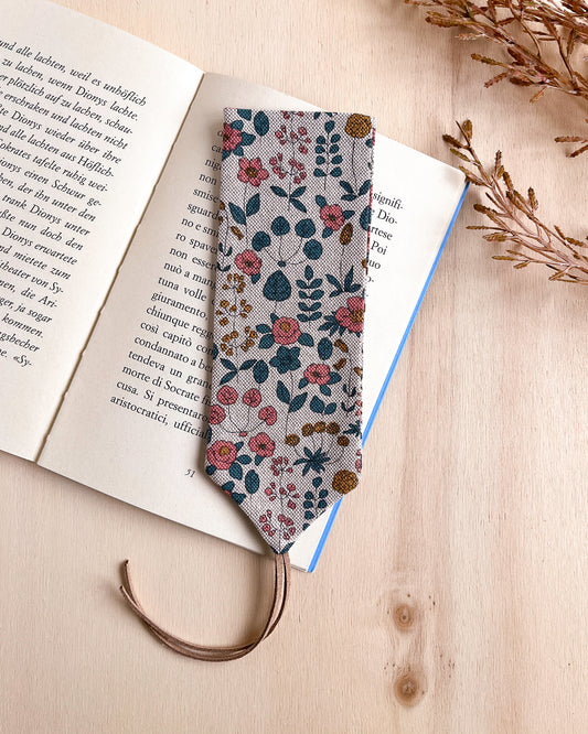 Segnalibro in stoffa con fiori rosa