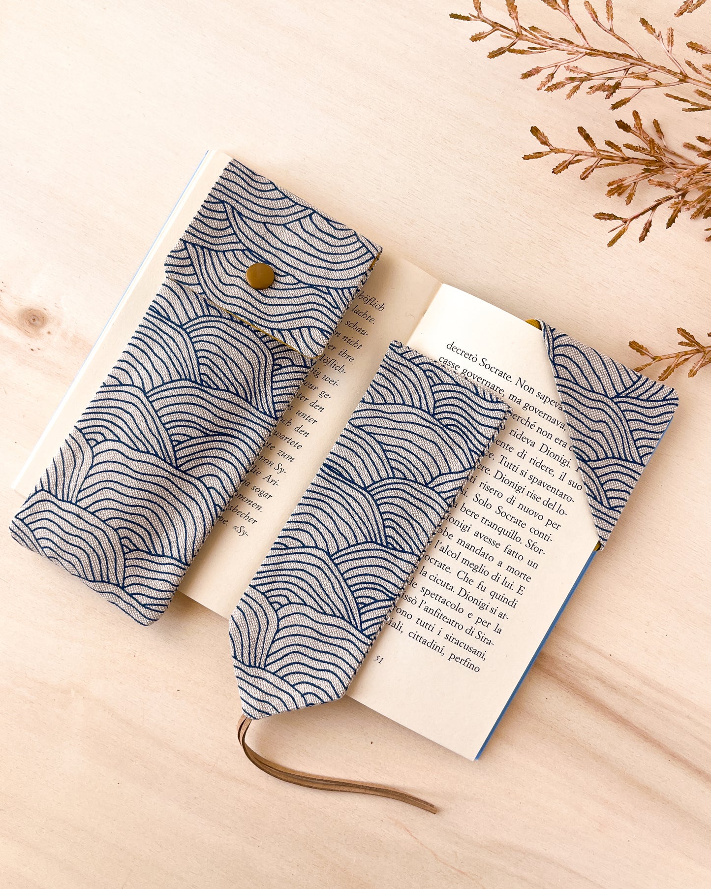 Astuccio con motivo a onde blu + segnalibro