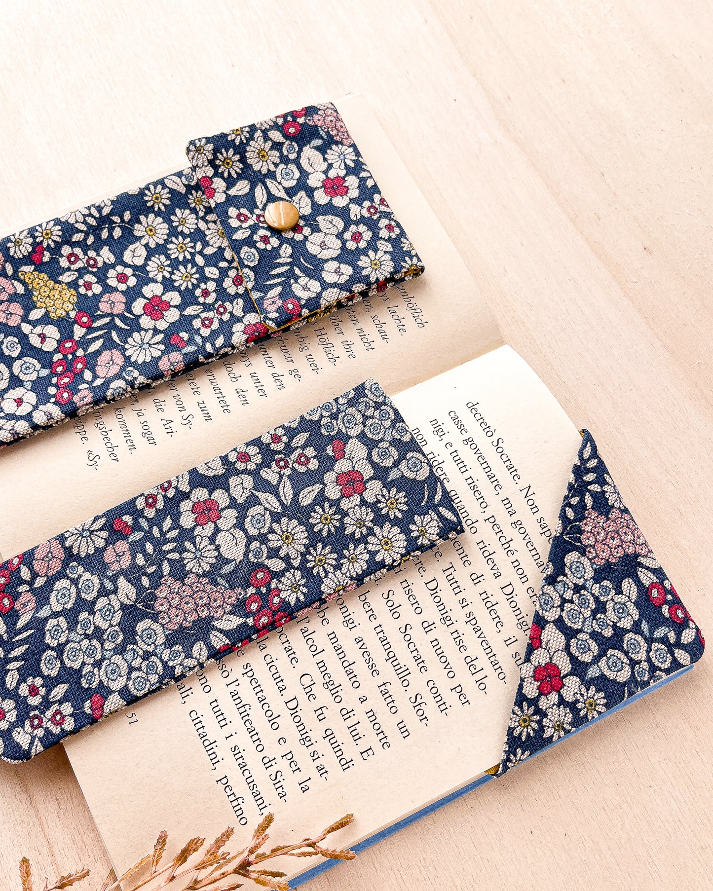 Astuccio con motivo floreale blu + segnalibro