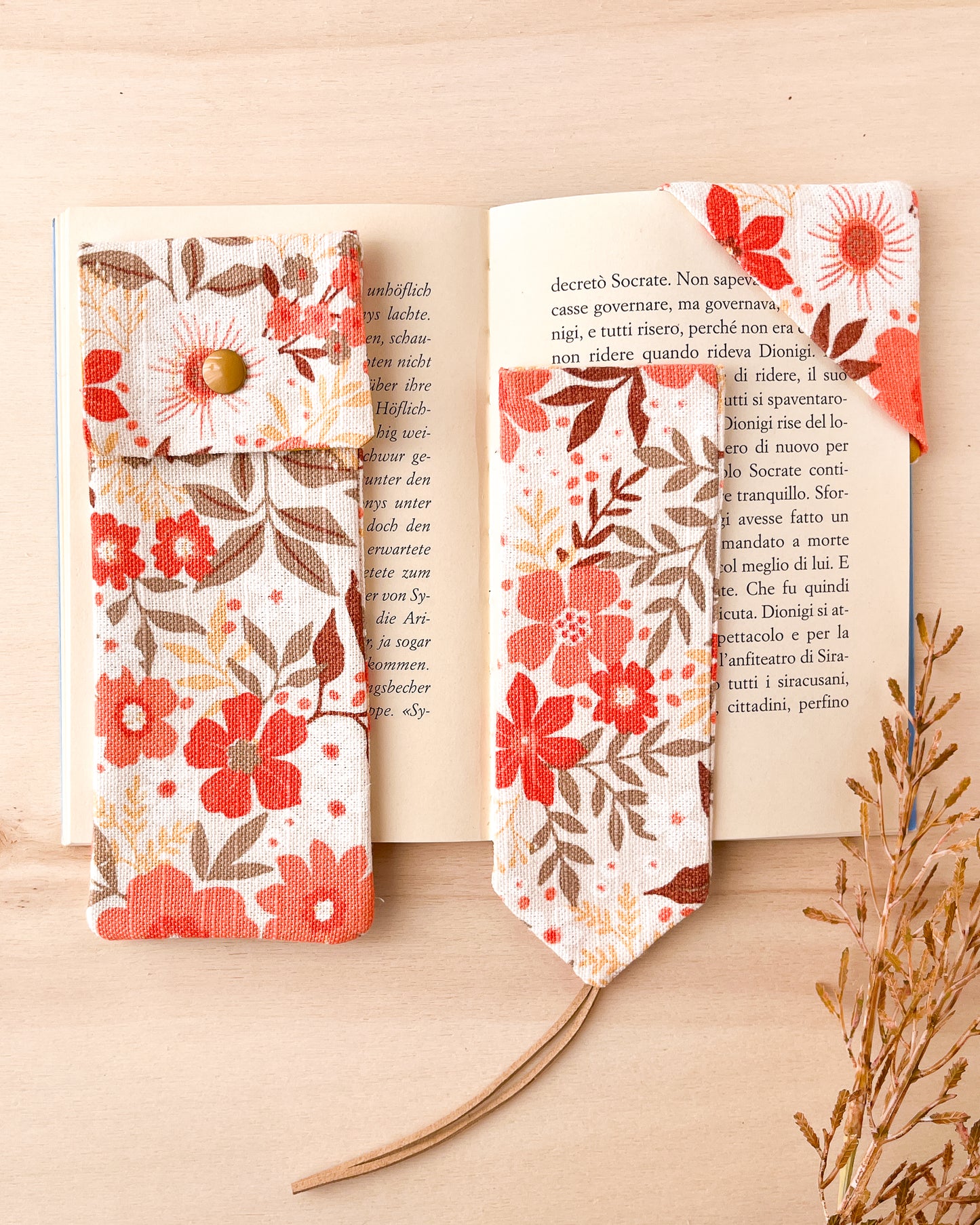Astuccio con fiori arancio + segnalibro
