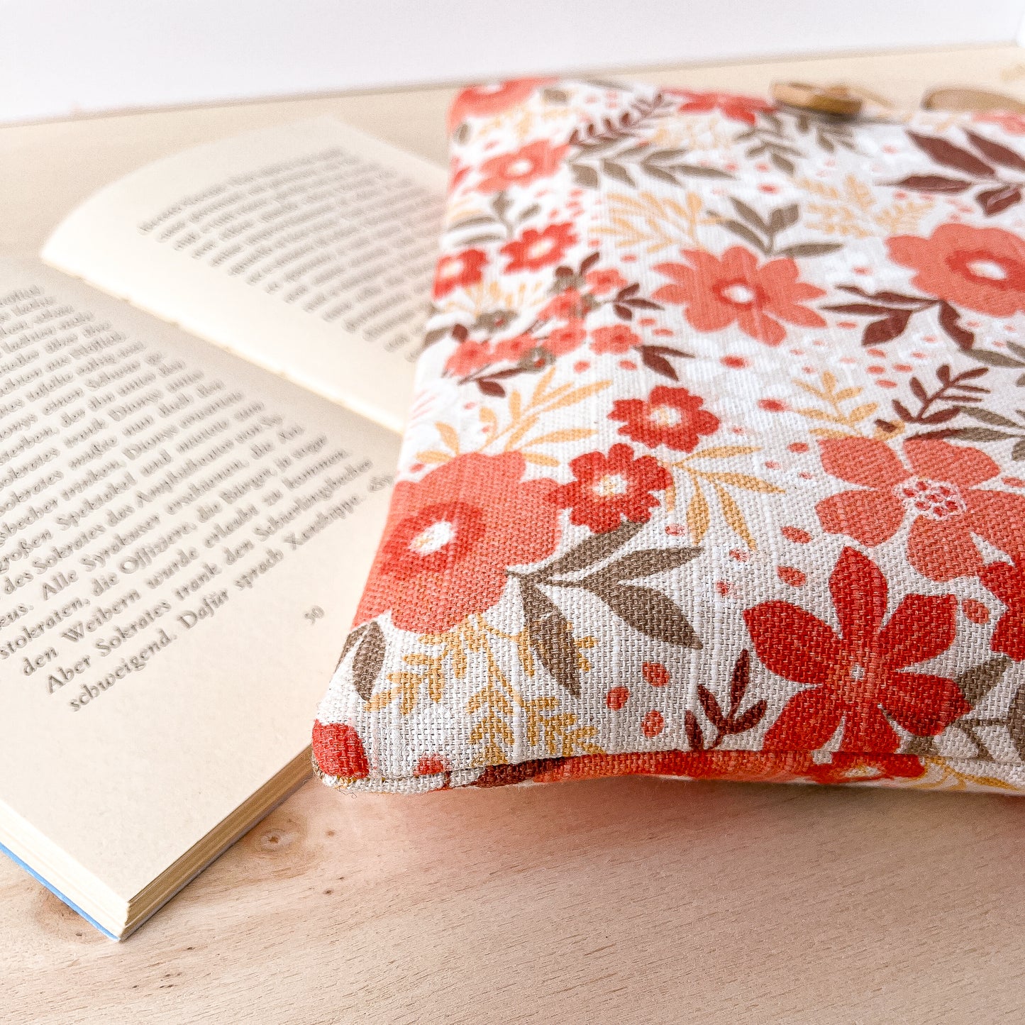 Custodia per libri imbottita in cotone con fiori arancio