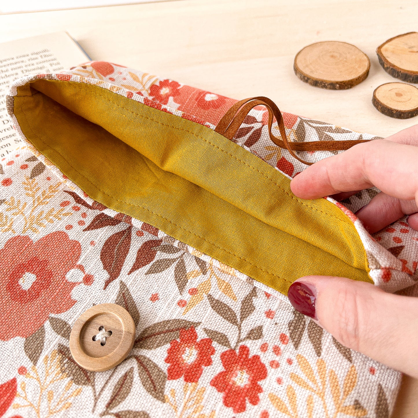 Custodia per libri regolabile in cotone con fiori arancio