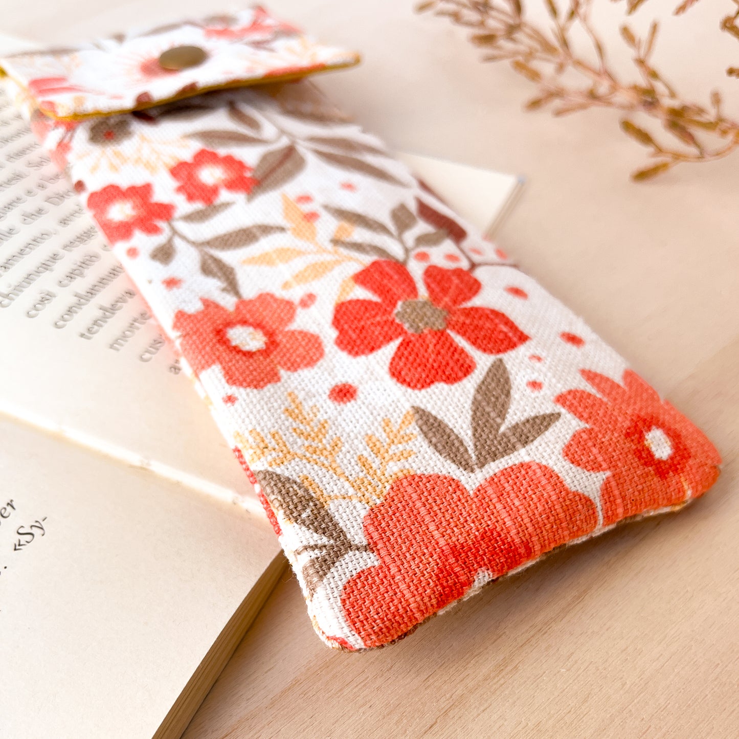Astuccio con fiori arancio + segnalibro