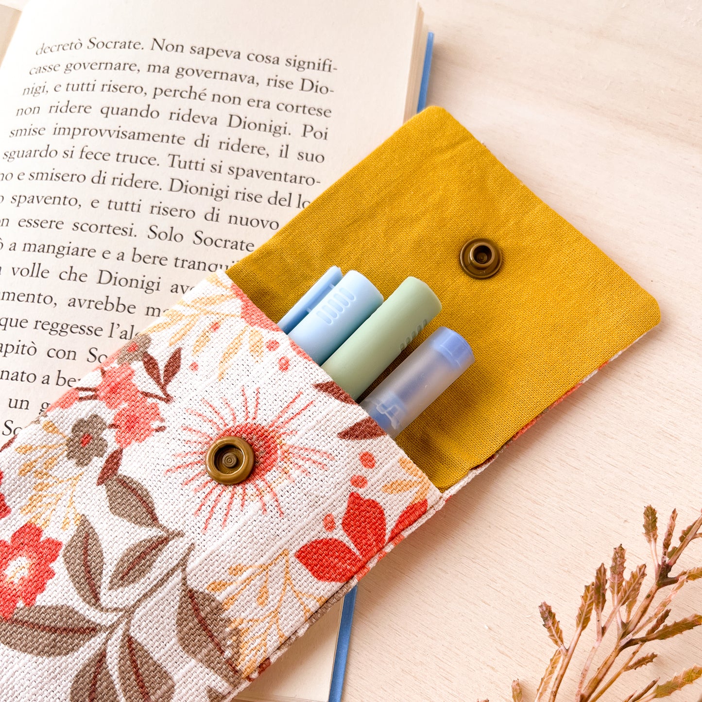 Astuccio con fiori arancio + segnalibro