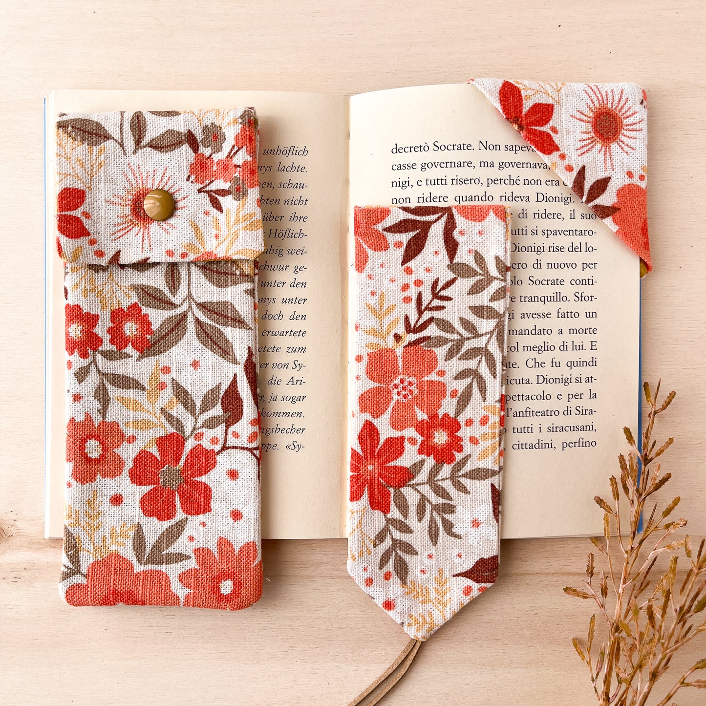 Astuccio con fiori arancio + segnalibro