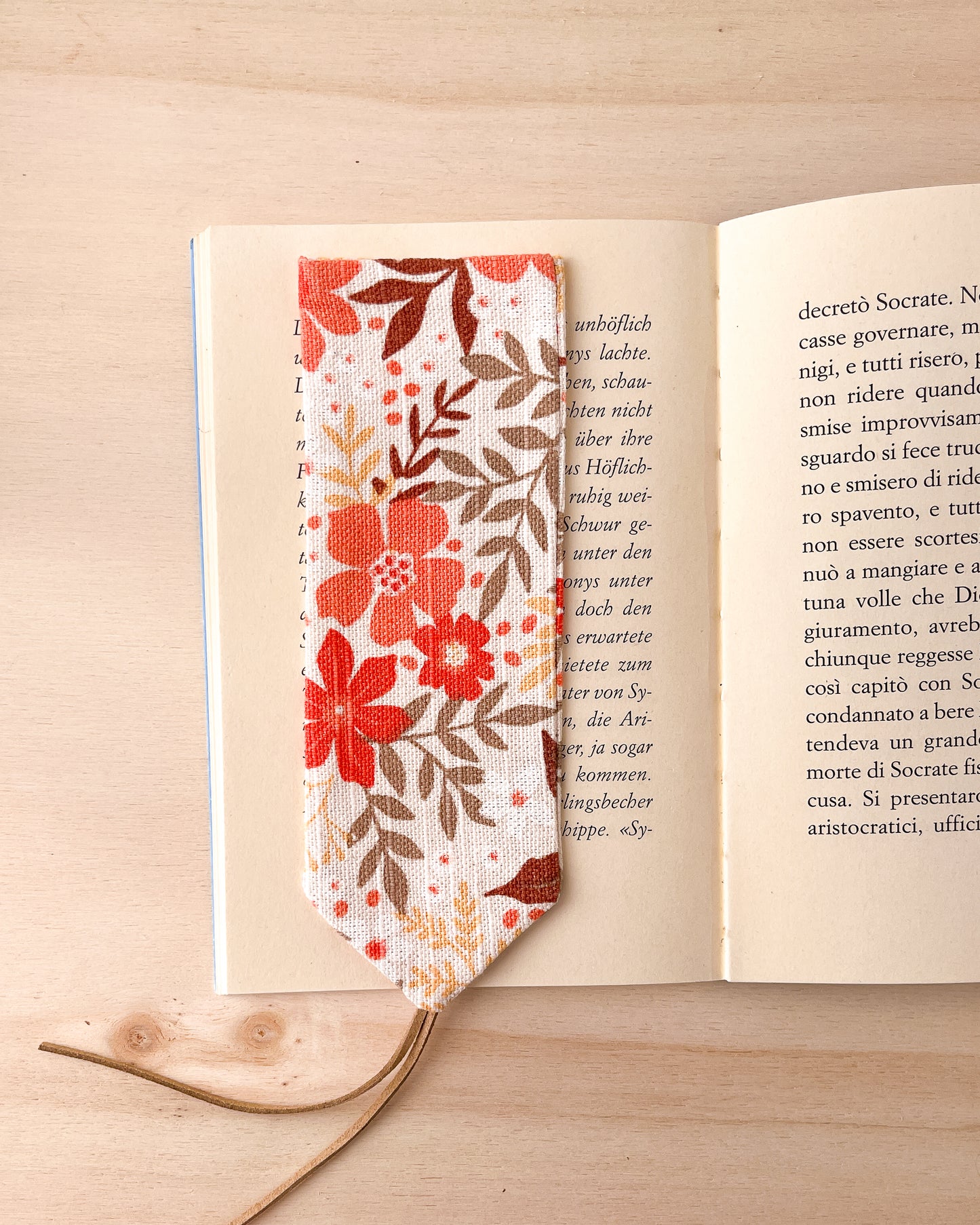 Astuccio con fiori arancio + segnalibro