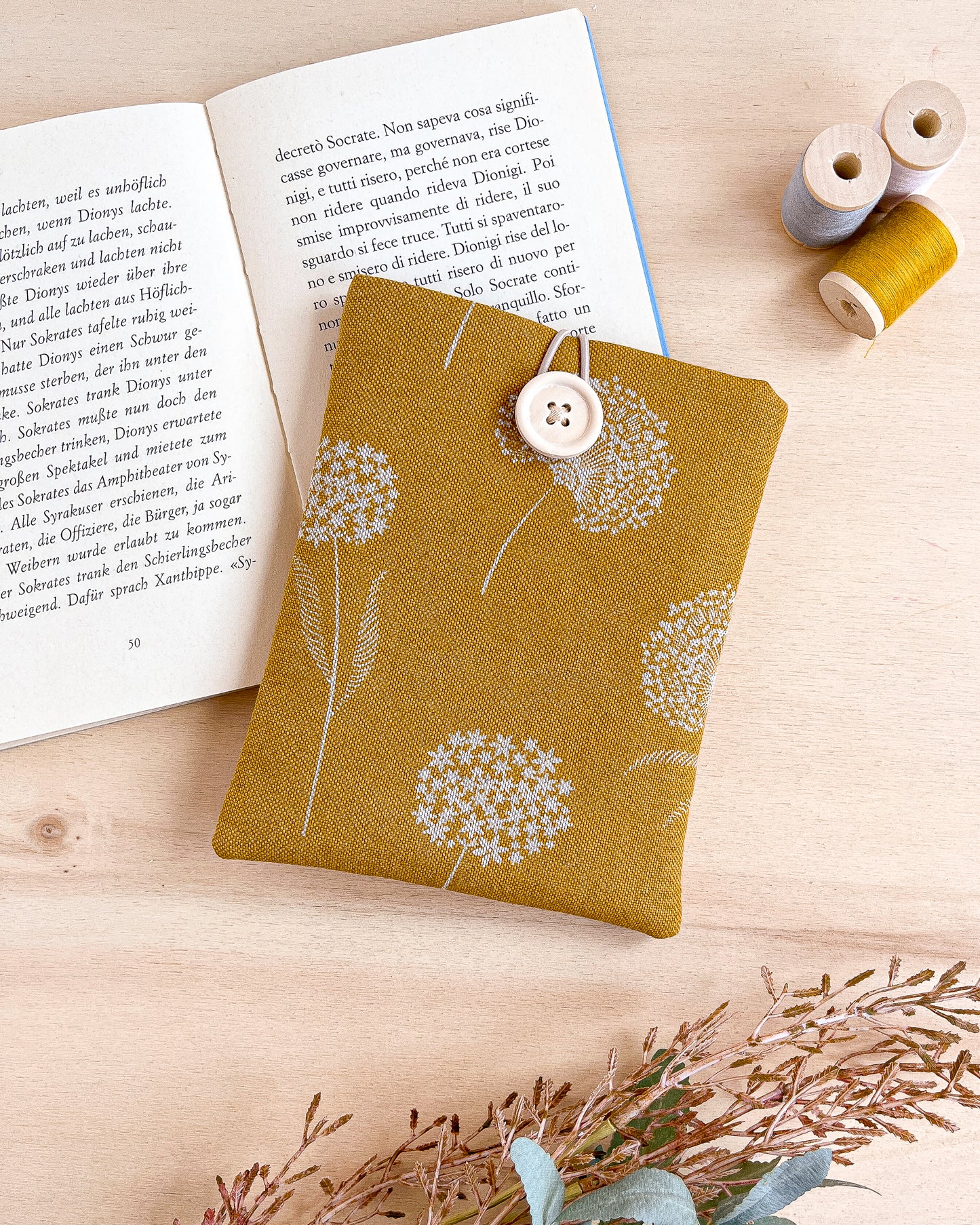 Custodia per e-reader imbottita in cotone fantasia ocra con fiori bianchi fatta a mano
