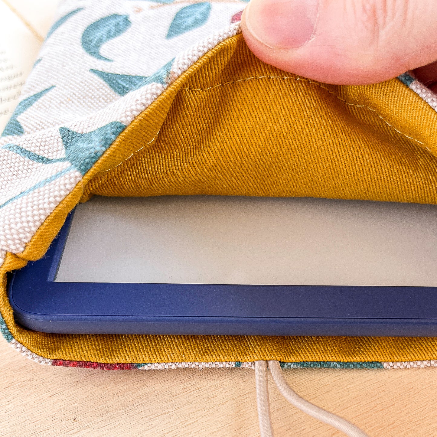 Custodia per e-reader imbottita in cotone fantasia fragole e ciliegie fatta a mano