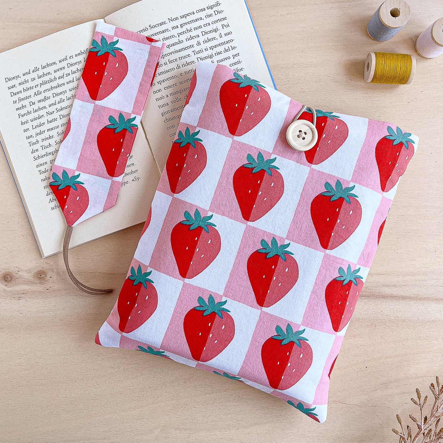 custodia per libri in stoffa con fragole, borsa porta libri in cotone, book sleeve strawberry